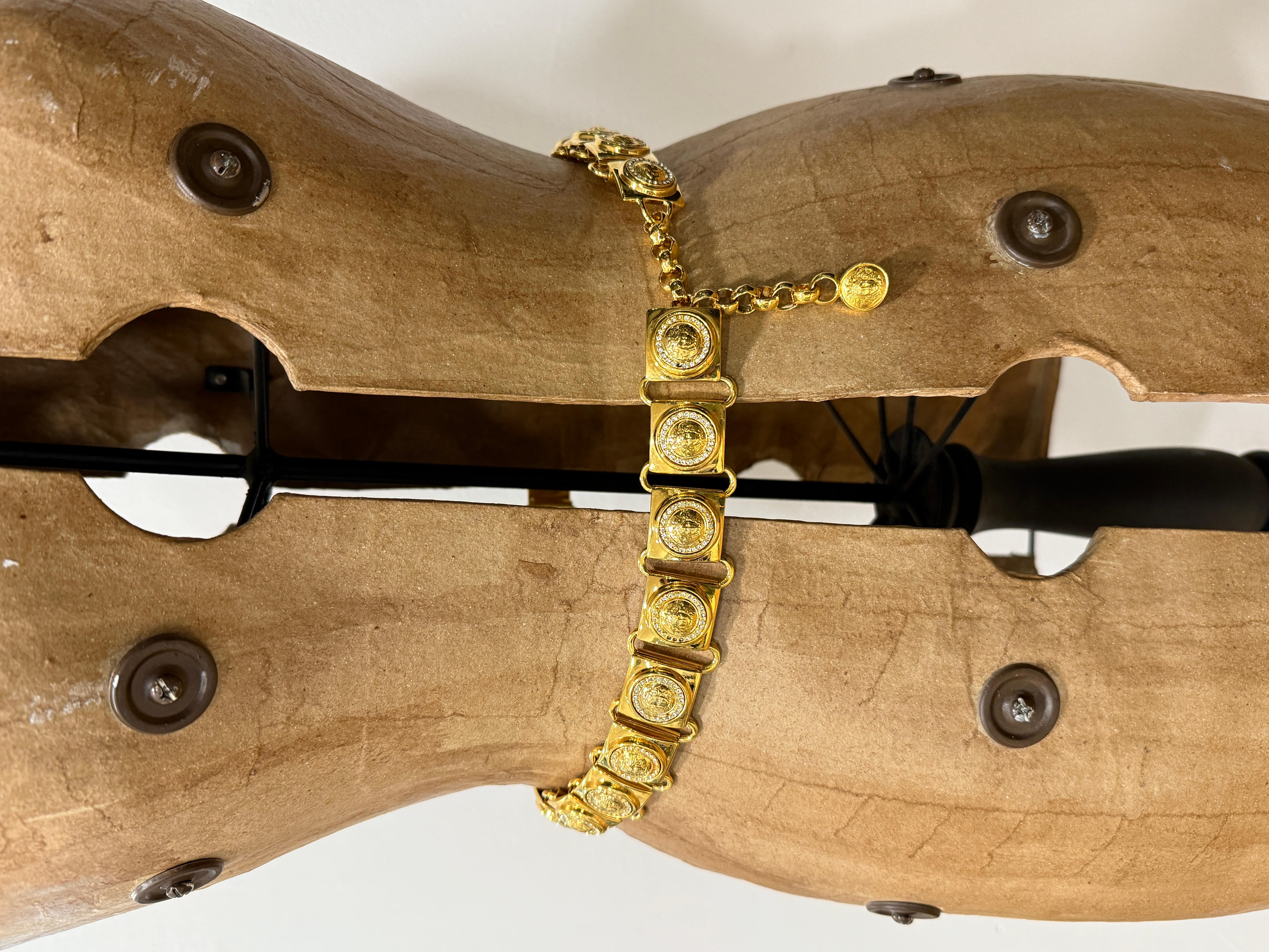 Ceinture à chaîne carrée Gianni Versace, couleur or, années 1990 en vente 2