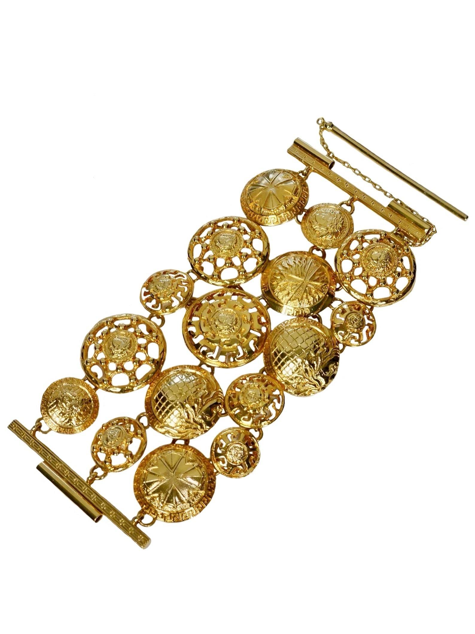 GIANNI VERSACE
Bracciale medaillon in metallo dorato  1990'
Composto da medaglioni di varie dimensioni con i simboli della casa.
Chiusura a baionetta
Prodotto in Italia
Larghezza    cm.  18
Altezza  cm.    9
Peso   gr. 215
Condizioni perfette