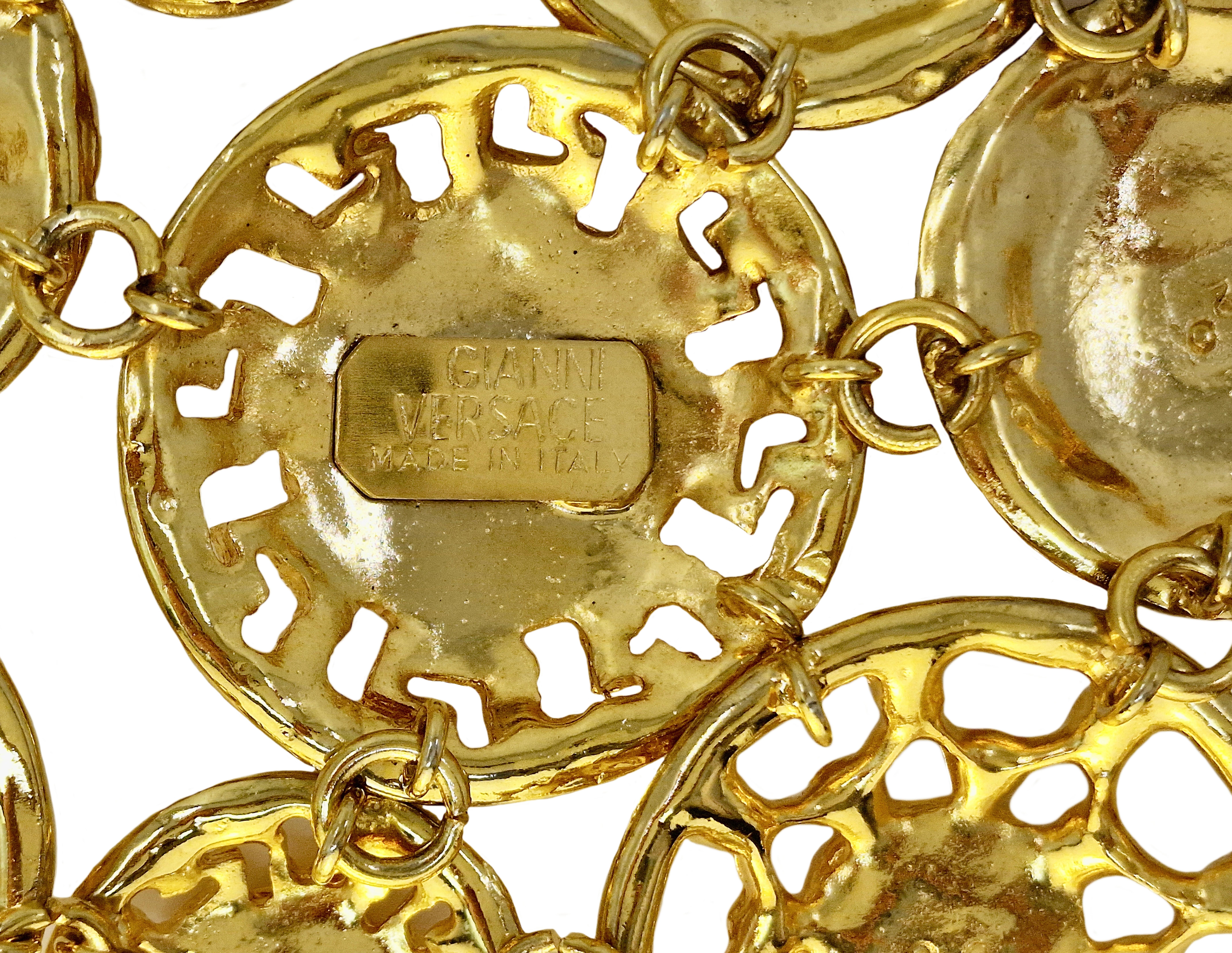 Gianni Versace bracciale a medaglione in metallo dorato 1990' In condizioni ottime in vendita a Rubiera, RE