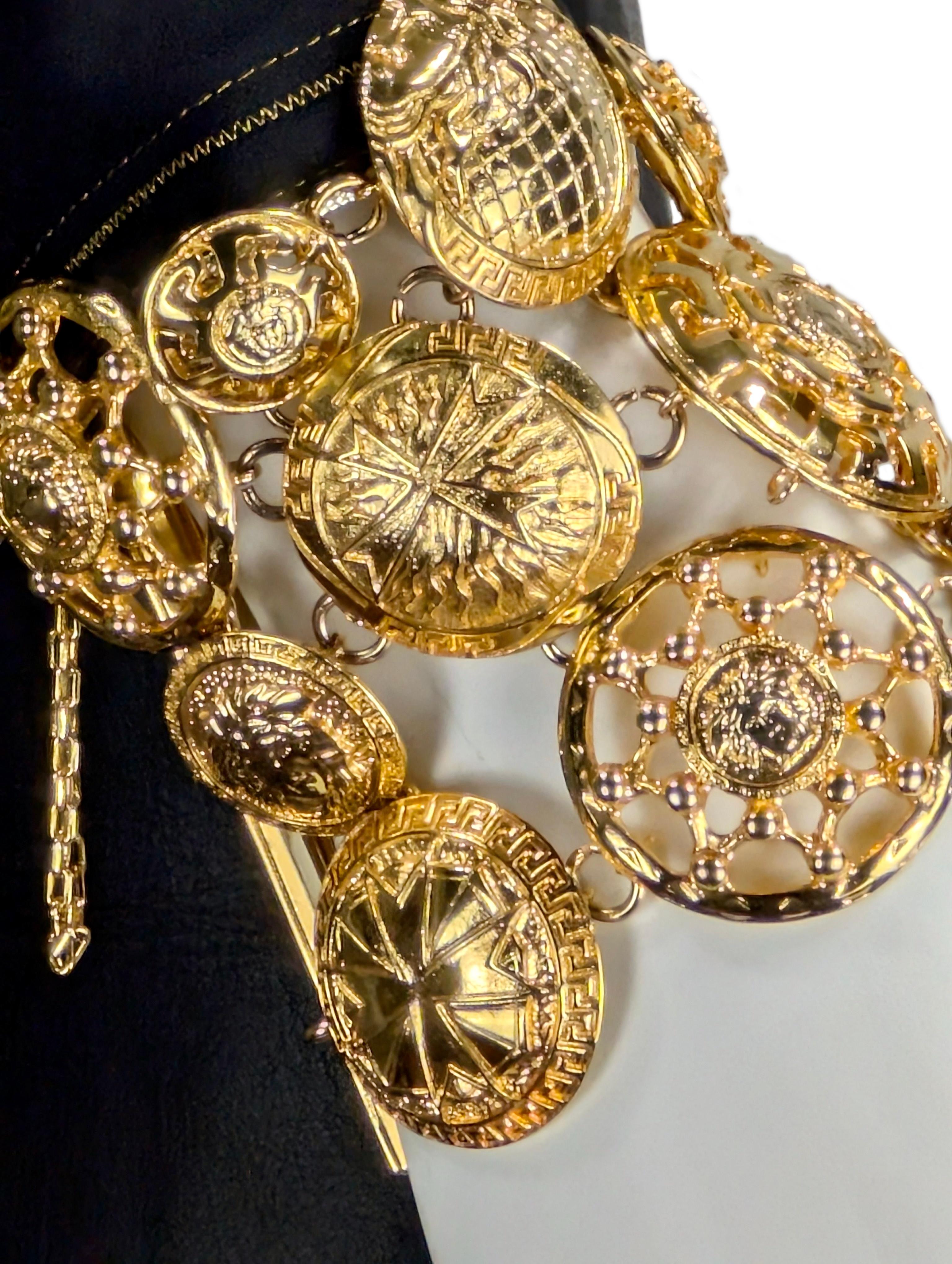 Donna Gianni Versace bracciale a medaglione in metallo dorato 1990' in vendita