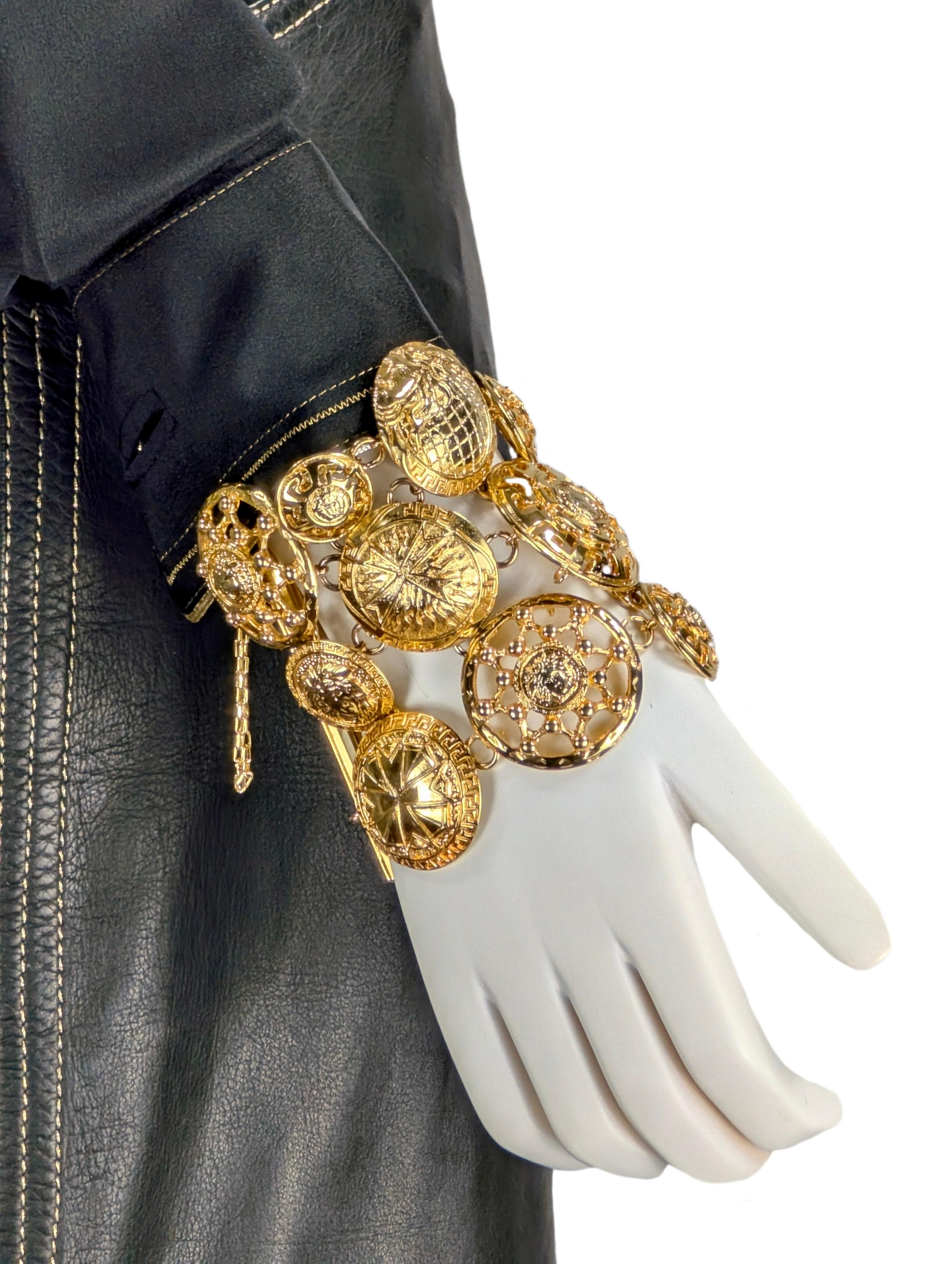 Gianni Versace bracciale a medaglione in metallo dorato 1990' in vendita 1