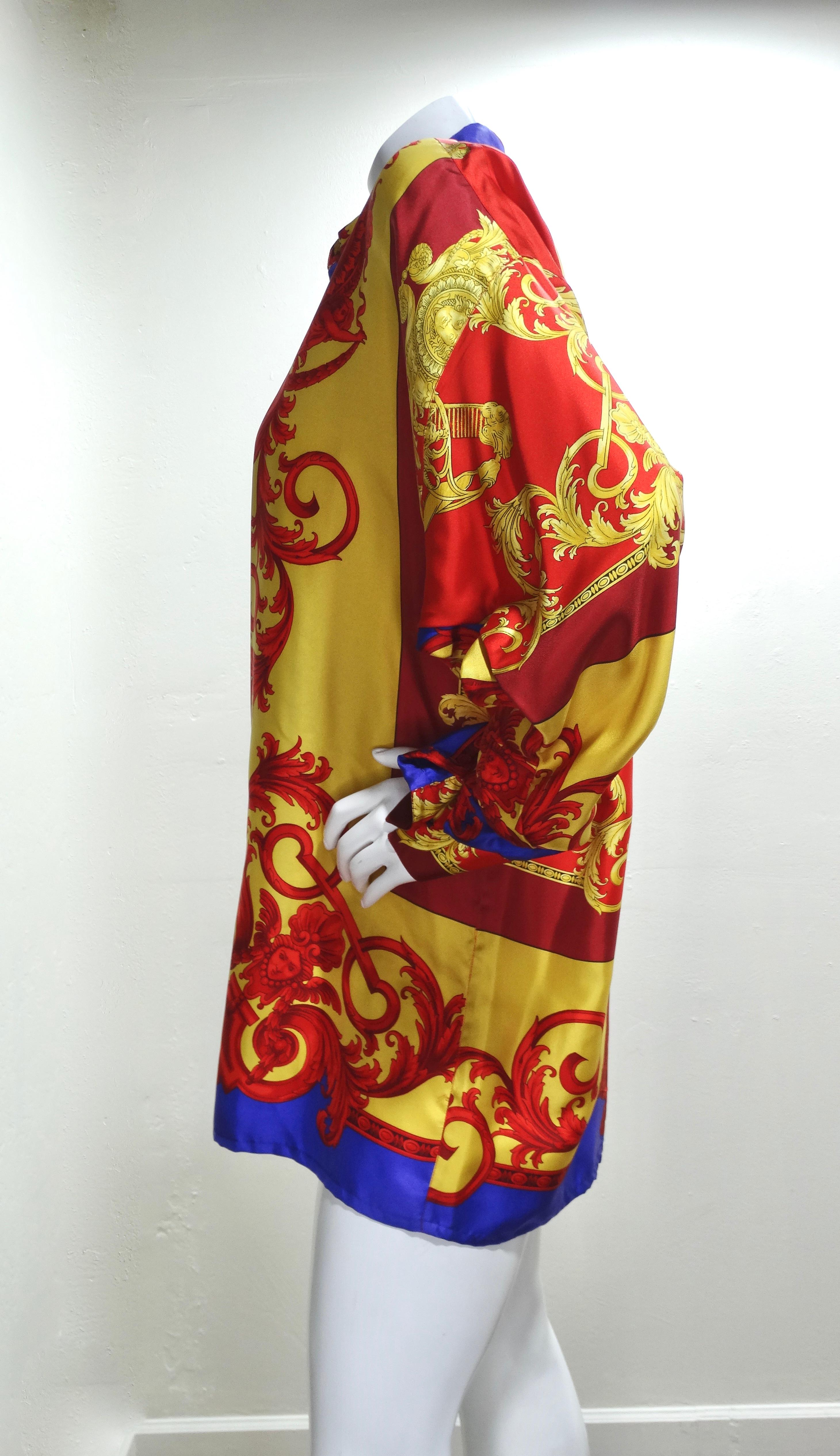 ¡Hazte con una pieza de los archivos de Versace! De la década de 1990, esta colorida camisa de seda presenta un motivo con los diseños barrocos característicos de Versace, cabezas de Medusa, varias espadas y un retrato central de cuatro diosas