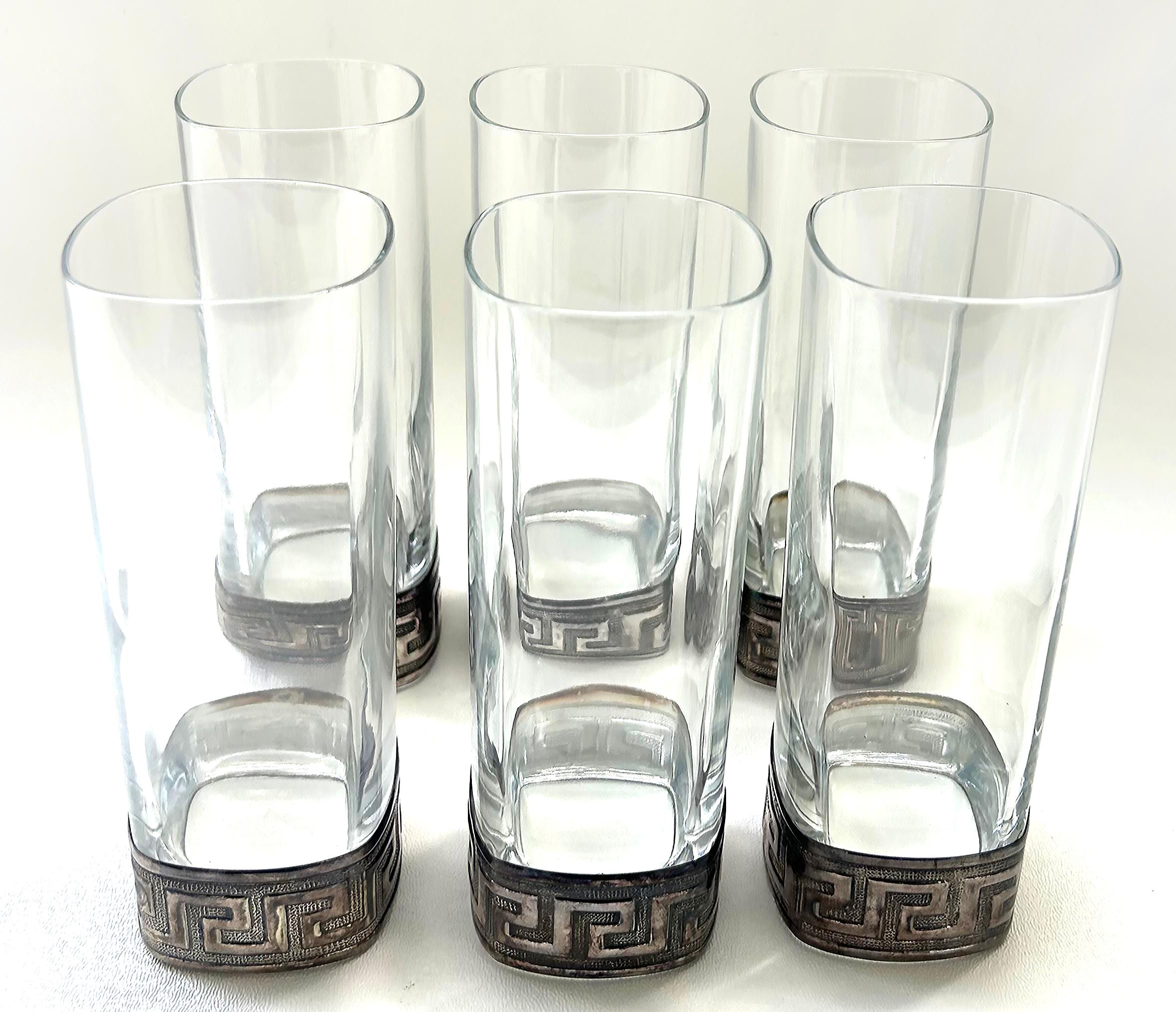 Juego de 6 copas altas de plata Gianni Versace Greek Key 

Se ofrece a la venta un juego de seis (6) vasos altos de cristal y vidrio con diseño de llave griega de Gianni Versace.  Las copas son de cristal y llevan en la base un diseño de llave