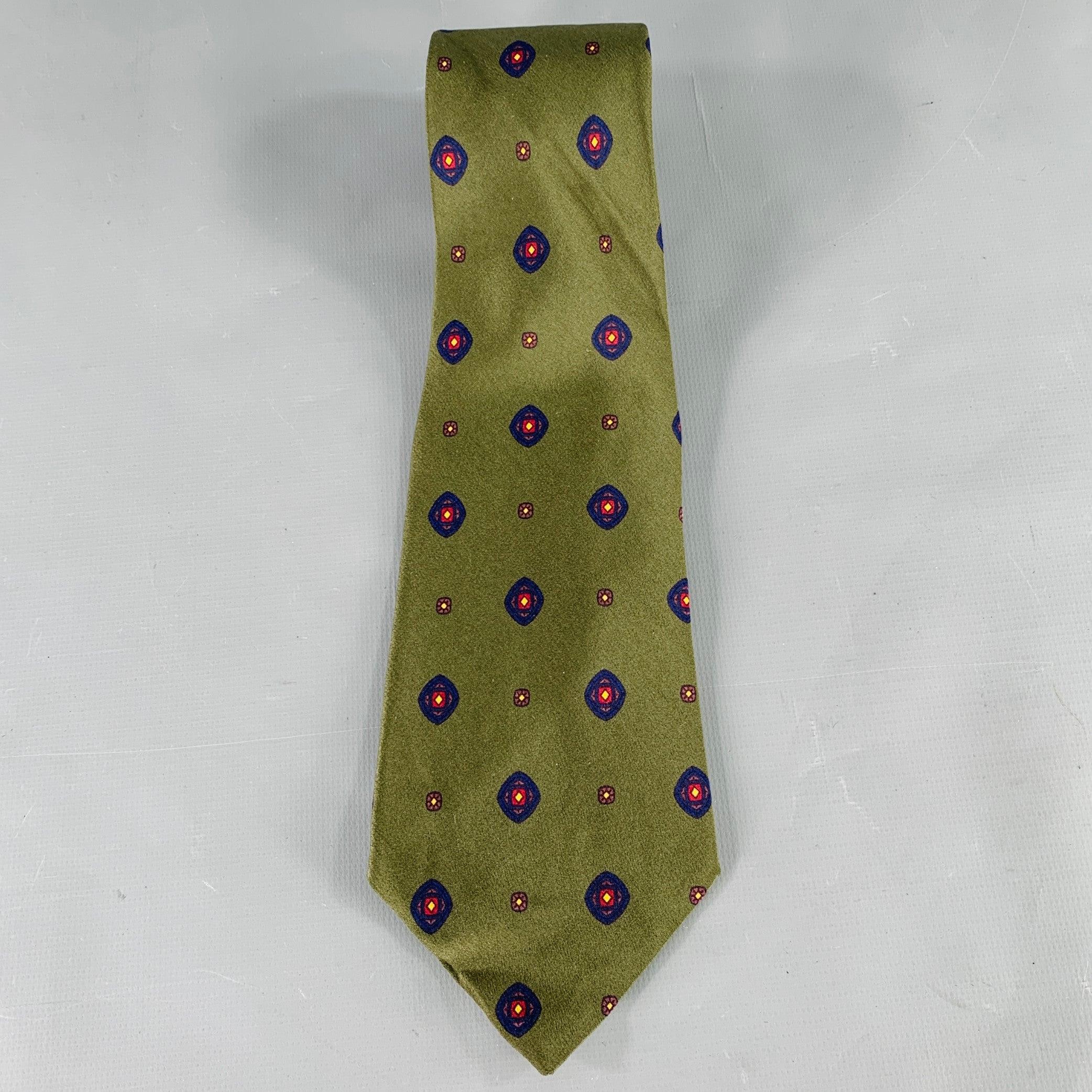 Vintage GIANNI VERSACE necktie
in a green and navy silk featuring a dots pattern. Made in Italy.Very Good Pre-Owned Condition.Width: 3.5 inches Length: 59 inches 
  
  
 
Sui Generis Reference: 136932
Category: Tie
More Details
    
Brand:  GIANNI