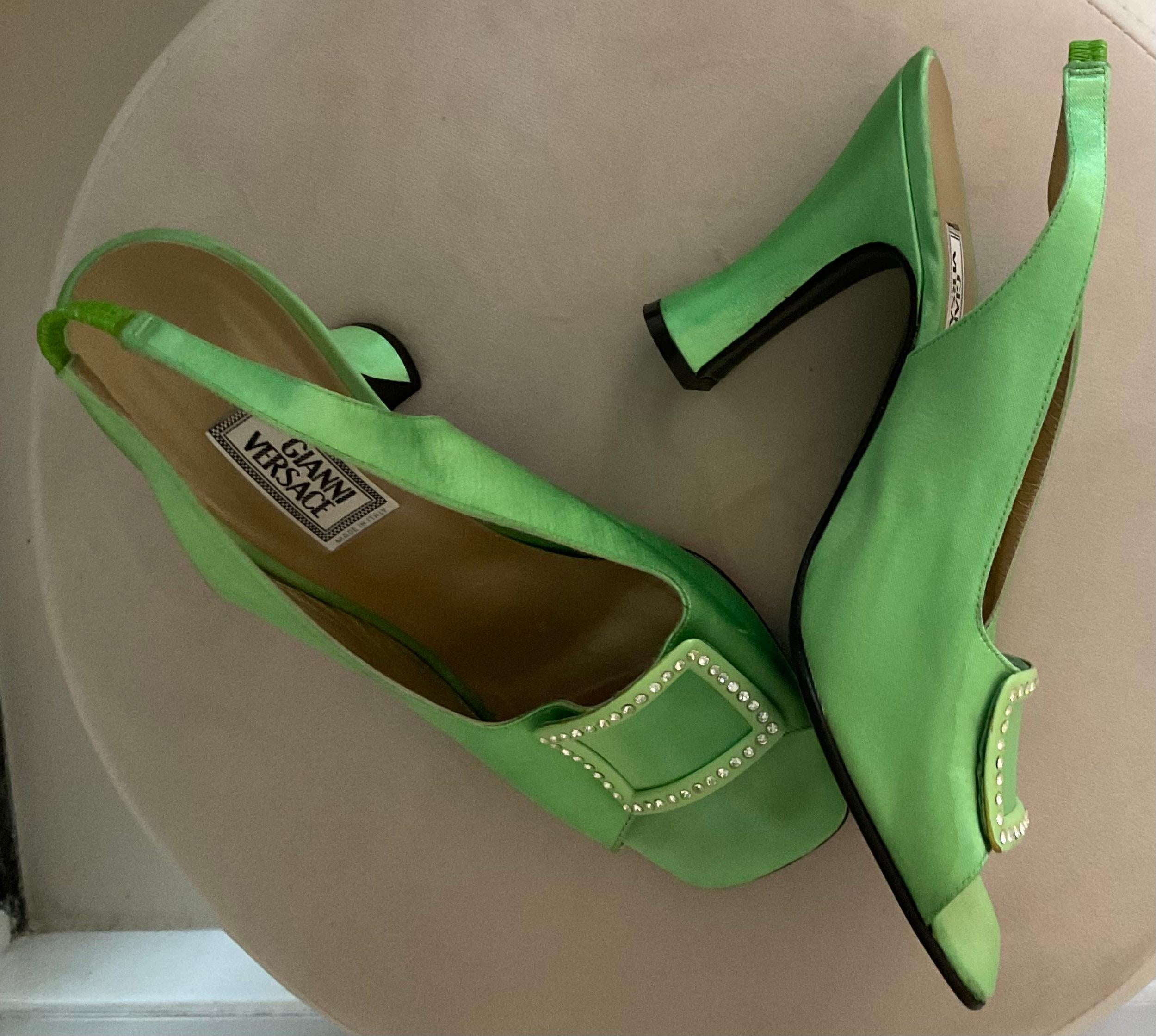 Donna Gianni Versace, le slingback in Greene & Greene della collezione 1996 in passerella in vendita