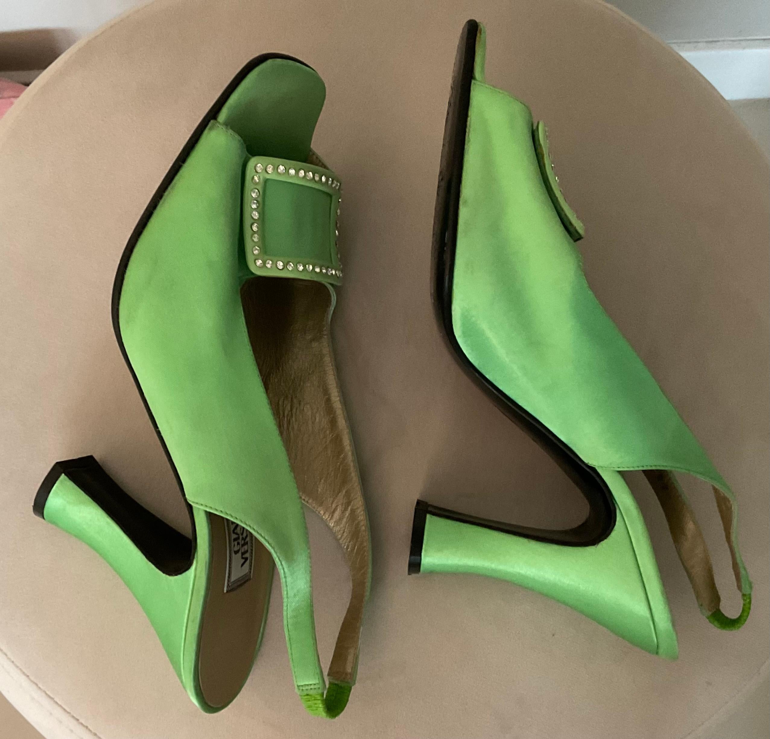 Gianni Versace, le slingback in Greene & Greene della collezione 1996 in passerella in vendita 1