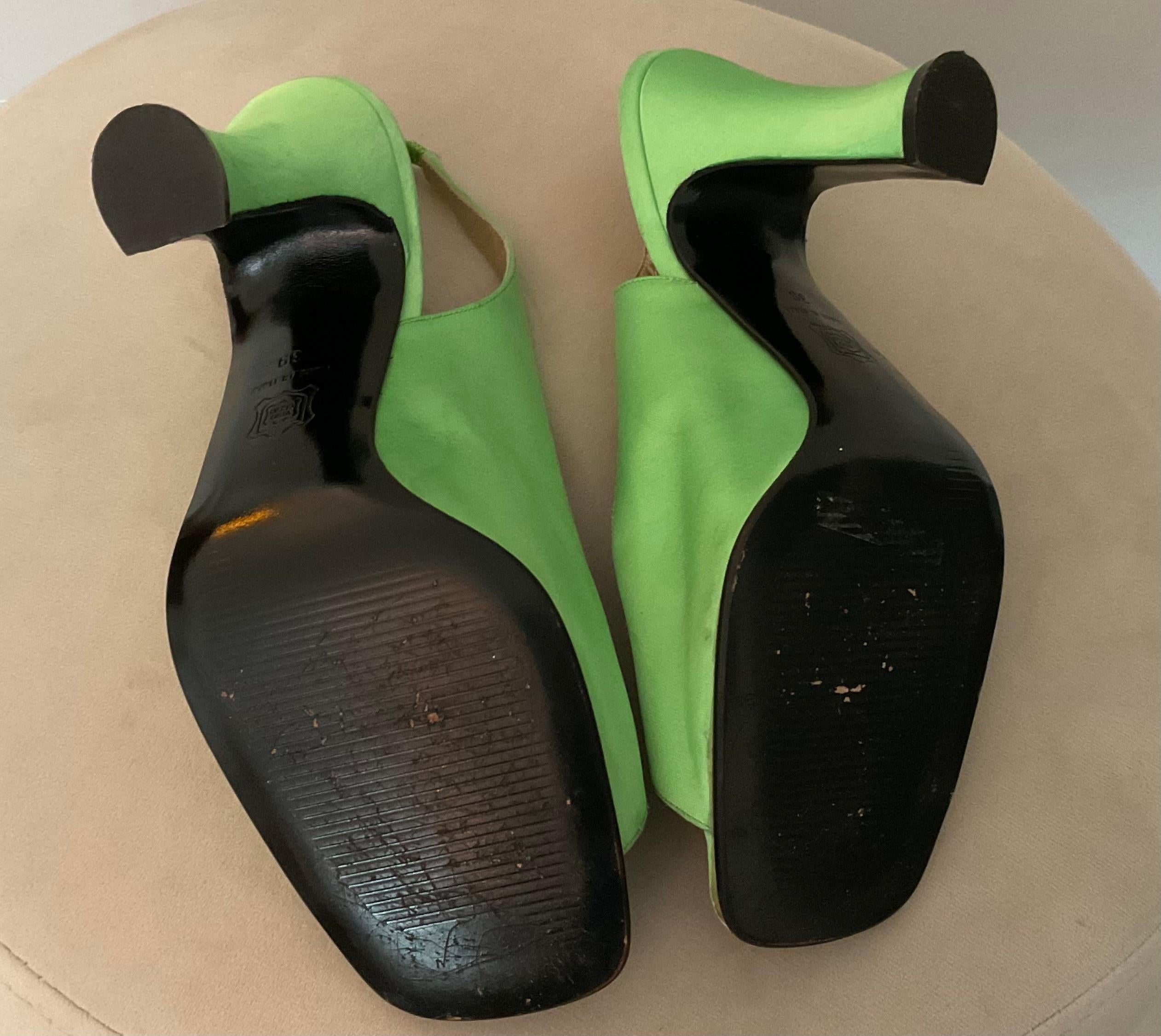 Gianni Versace, le slingback in Greene & Greene della collezione 1996 in passerella in vendita 2