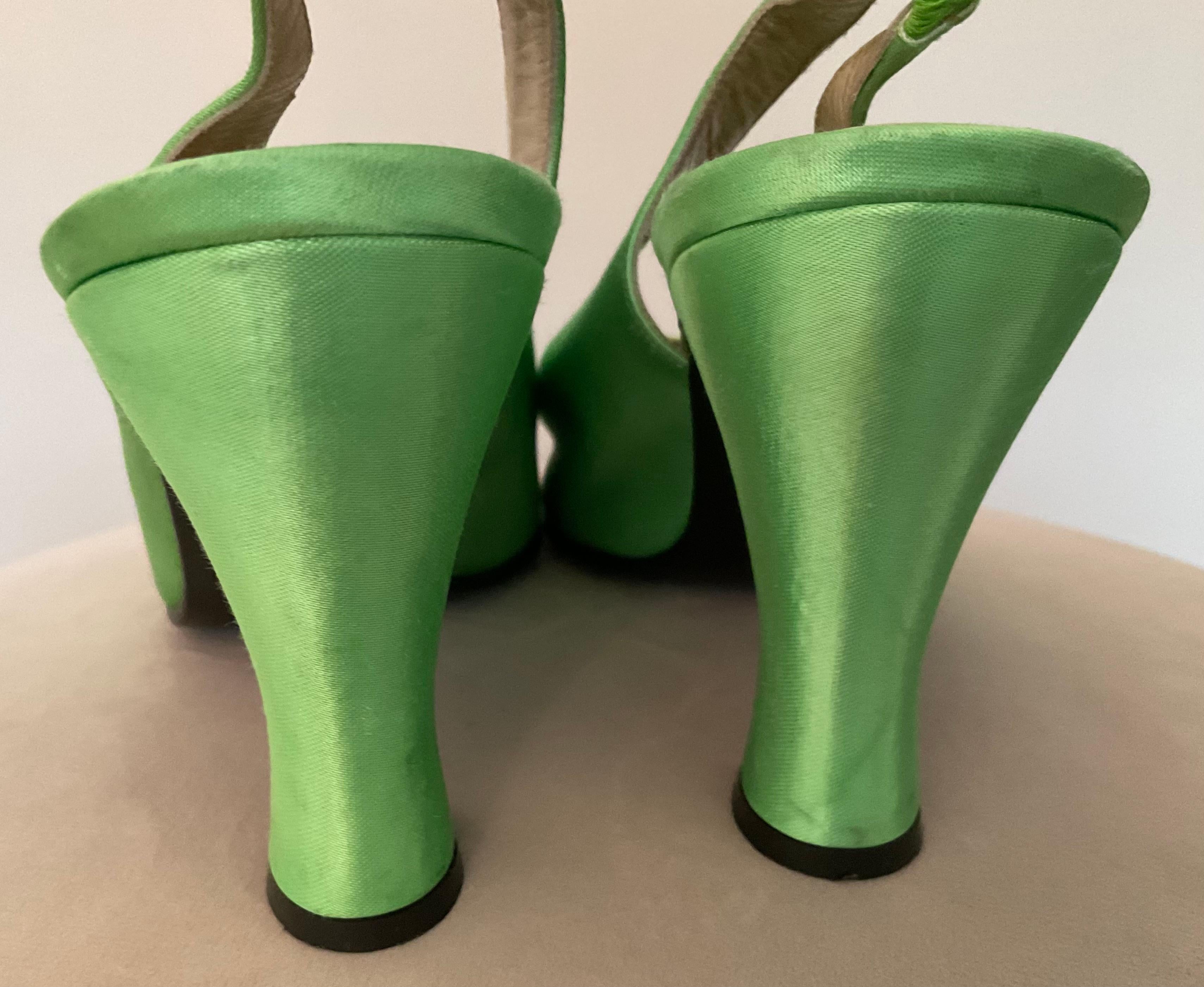 Gianni Versace, le slingback in Greene & Greene della collezione 1996 in passerella in vendita 3