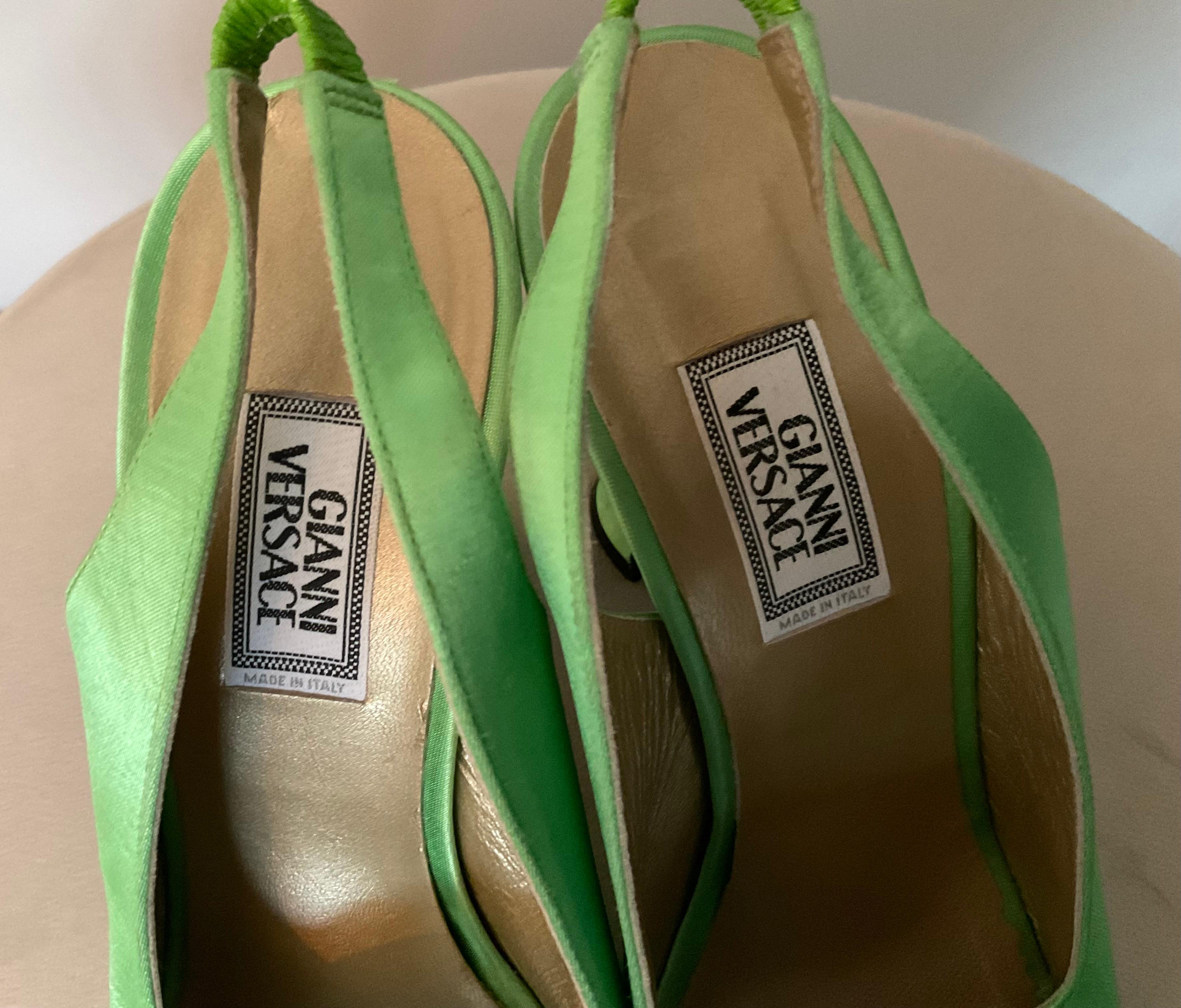 Gianni Versace, le slingback in Greene & Greene della collezione 1996 in passerella in vendita 4