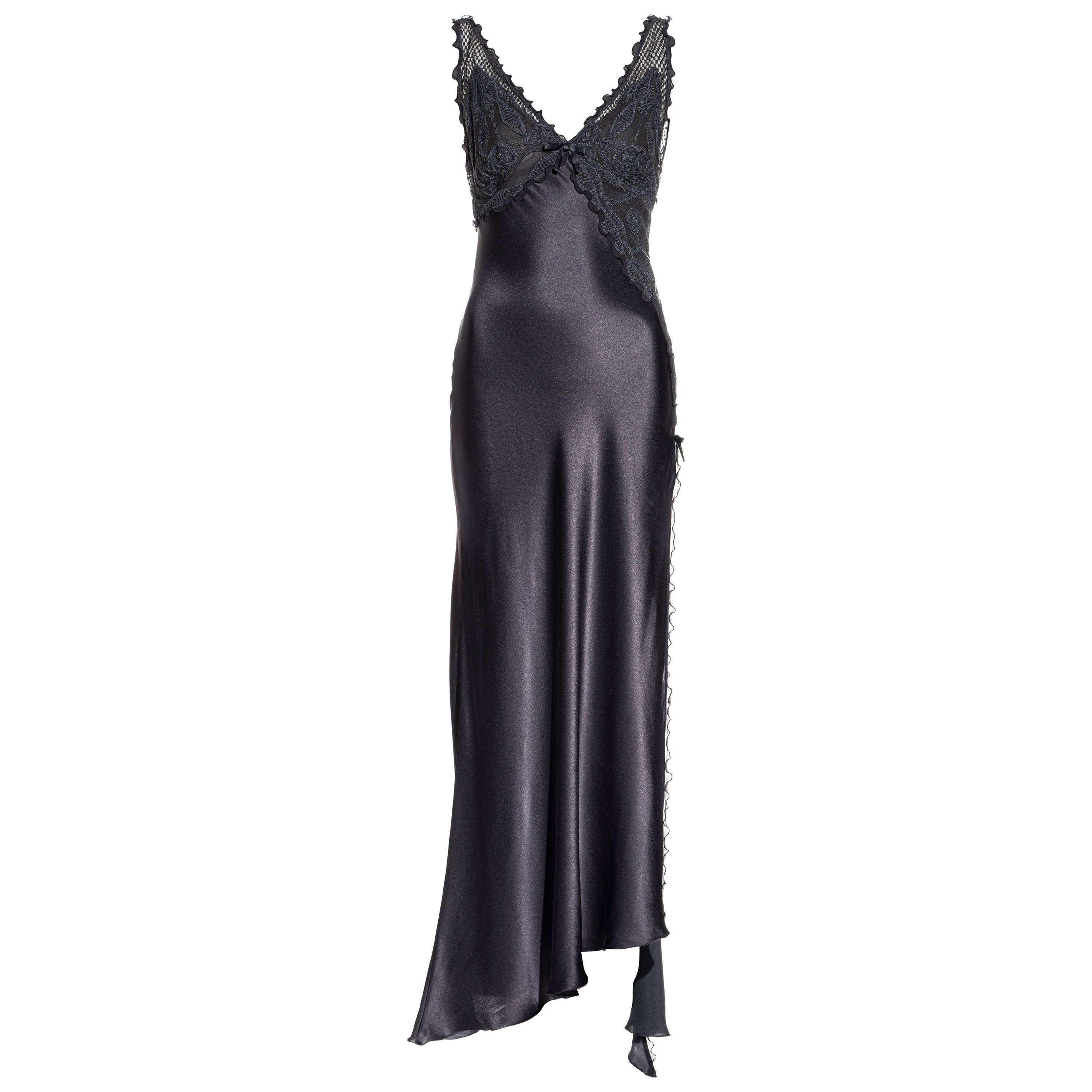 Gianni Versace vestido de noche de seda gris y encaje con abertura alta en la pierna, ss 1997