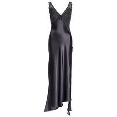 Gianni Versace vestido de noche de seda gris y encaje con abertura alta en la pierna, ss 1997