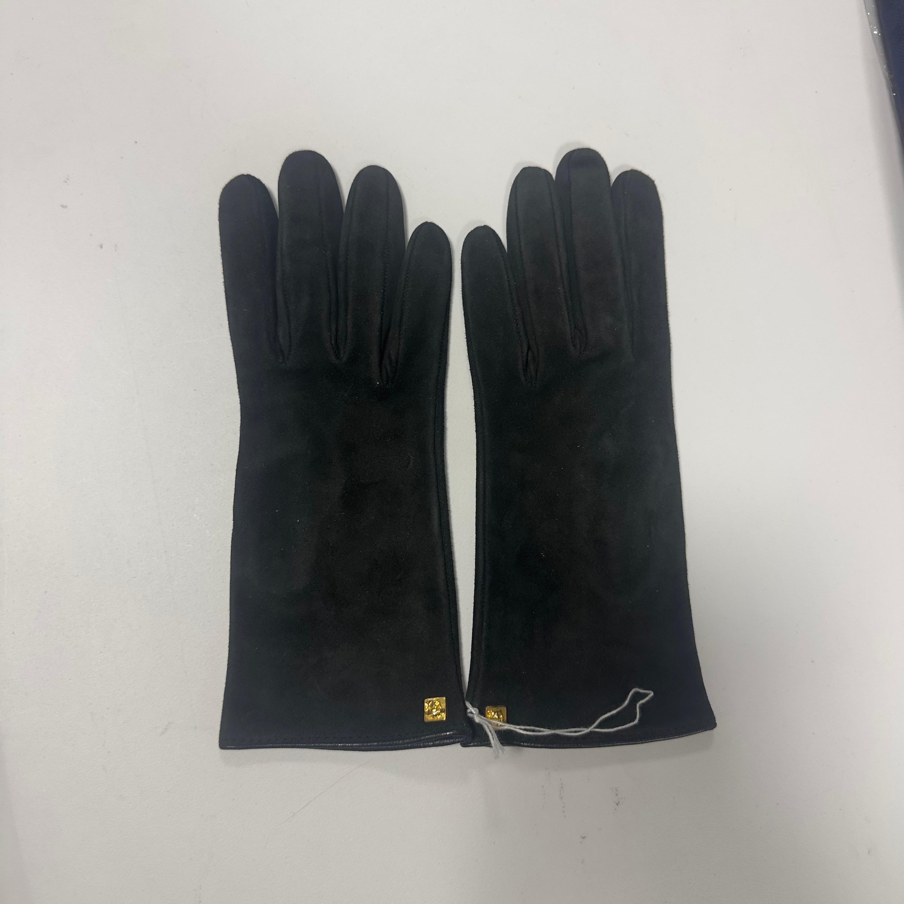 Rari guanti Gianni Versace originali degli anni '90, realizzati in pregiata pelle scamosciata nera con interno in 100% seta. Ein elegantes Accessoire aus der Kollektion, das durch ikonische Vierkantbolzen aus verchromtem Metall mit der Medusa auf