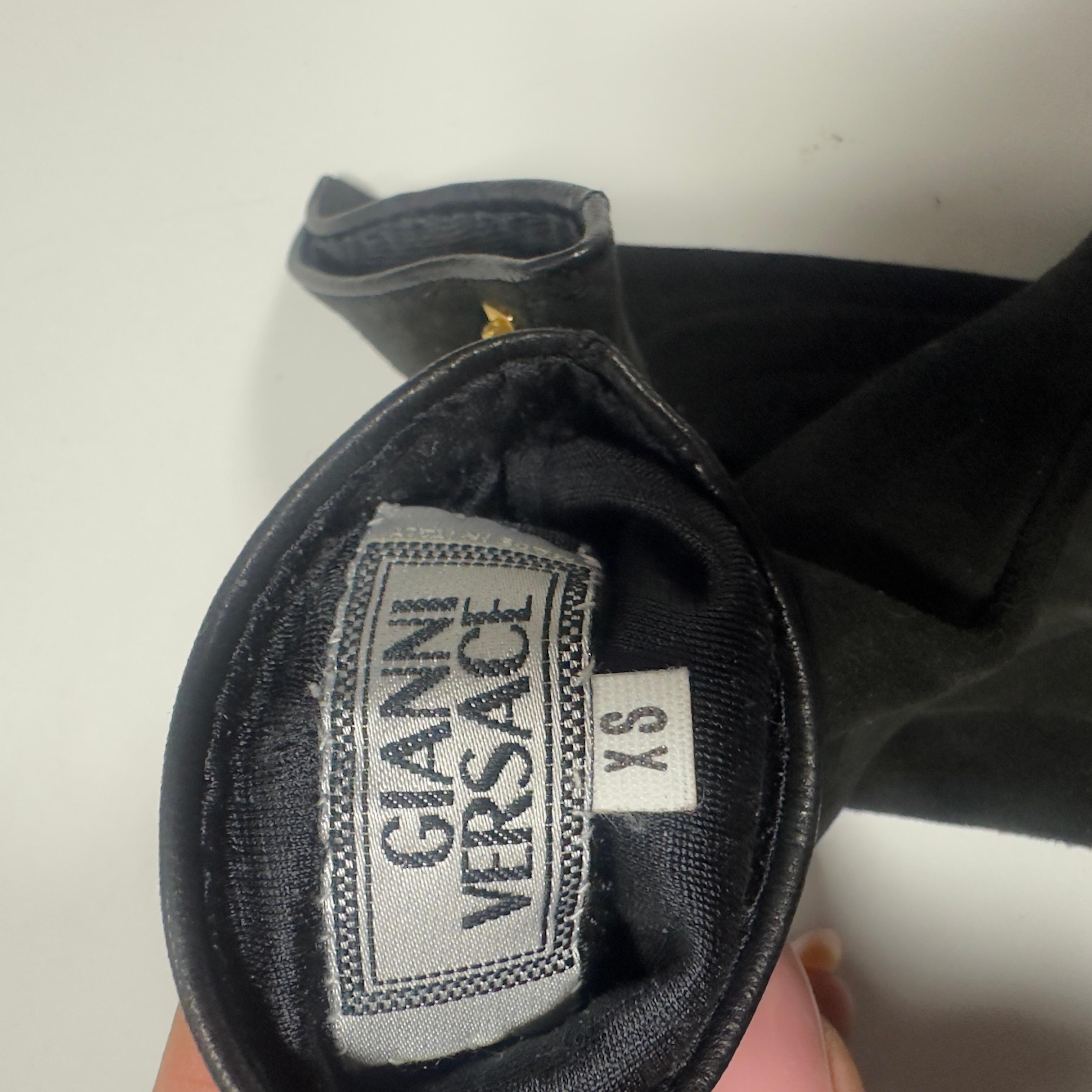 Gianni Versace - Guanti in pelle scamosciata con Medusa dorata (anni '90) im Angebot 1