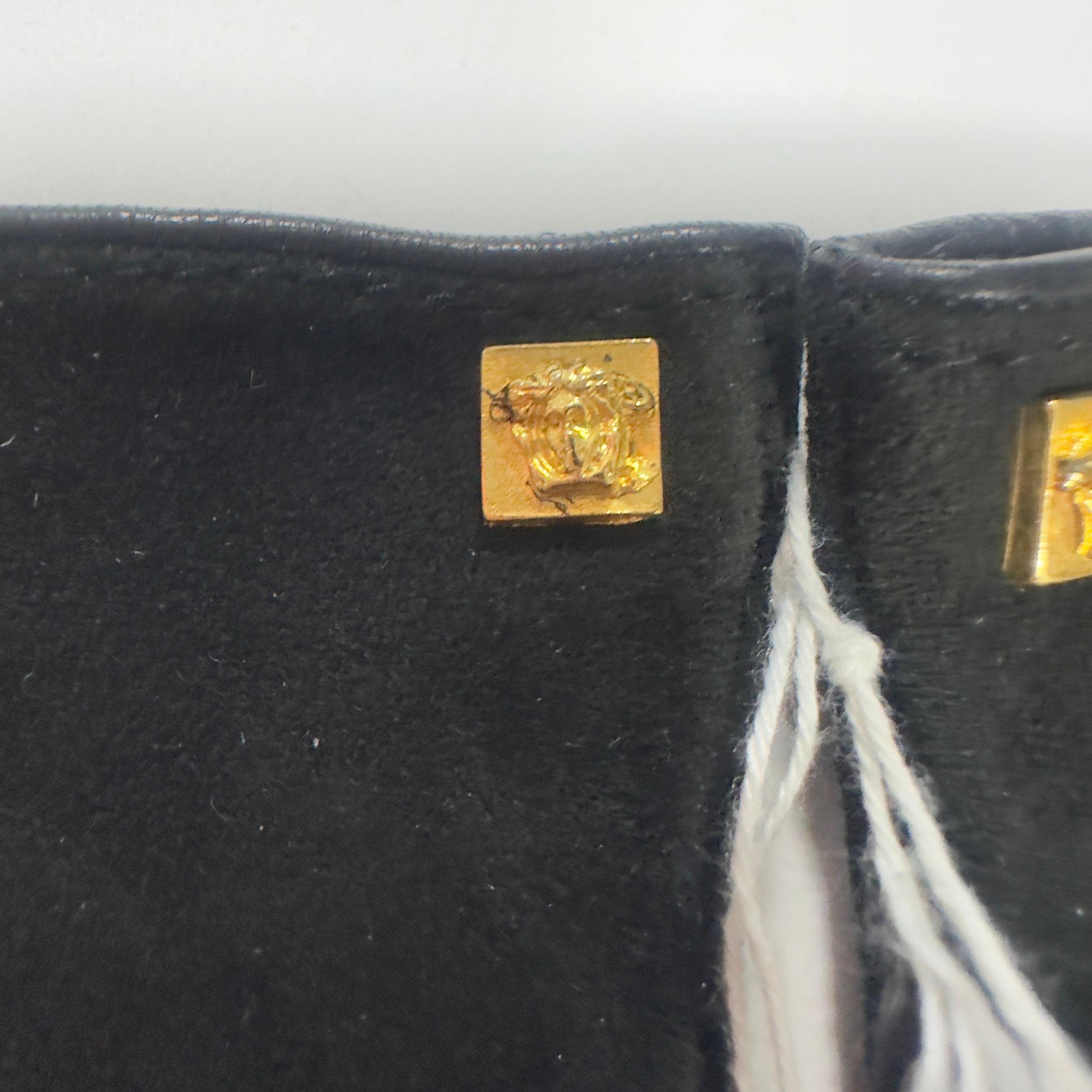 Gianni Versace - Guanti in pelle scamosciata con Medusa dorata (anni '90) im Angebot 3