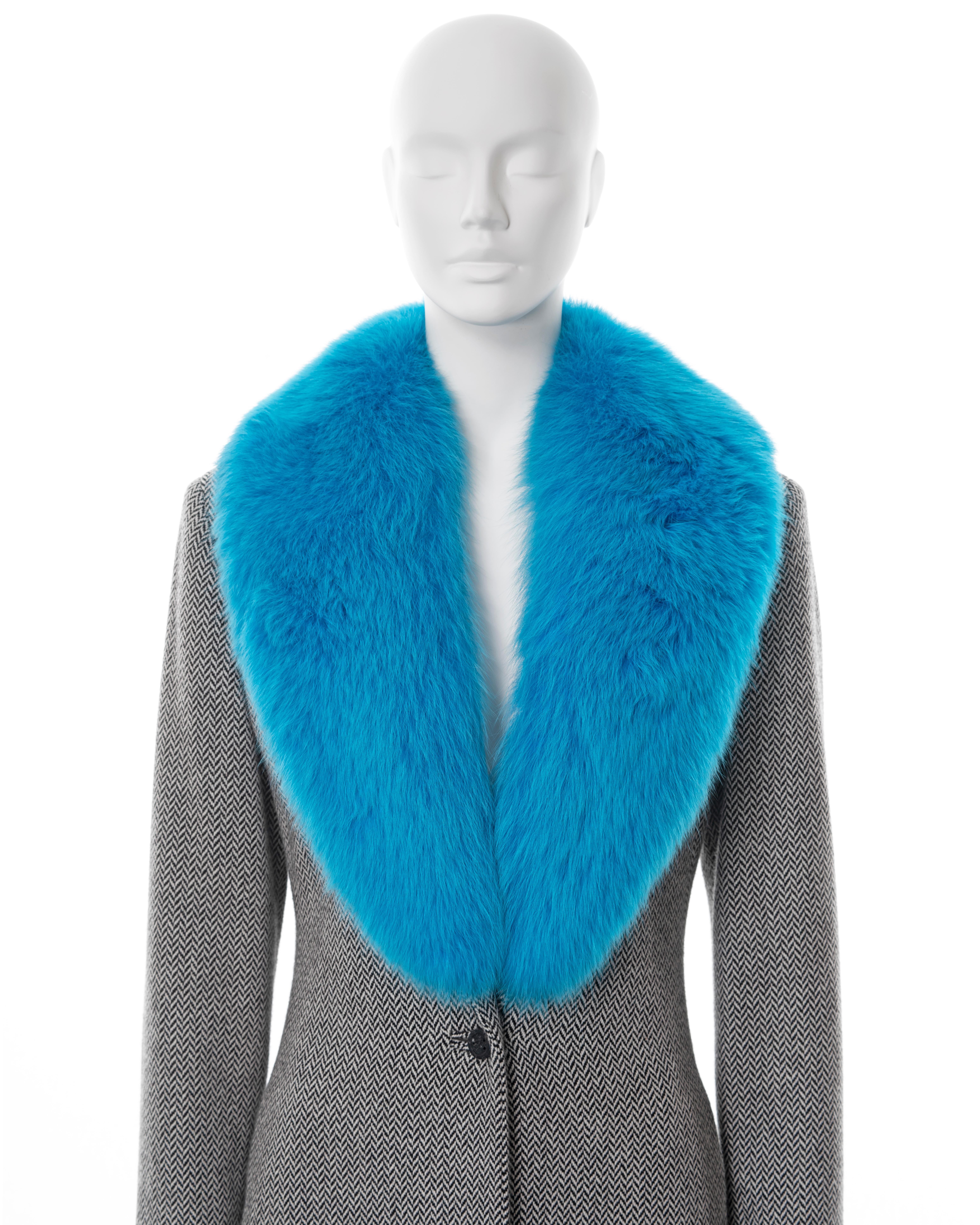 Manteau en tweed à chevrons Gianni Versace avec col en fourrure de renard bleu, A/H 1999 Excellent état - En vente à London, GB