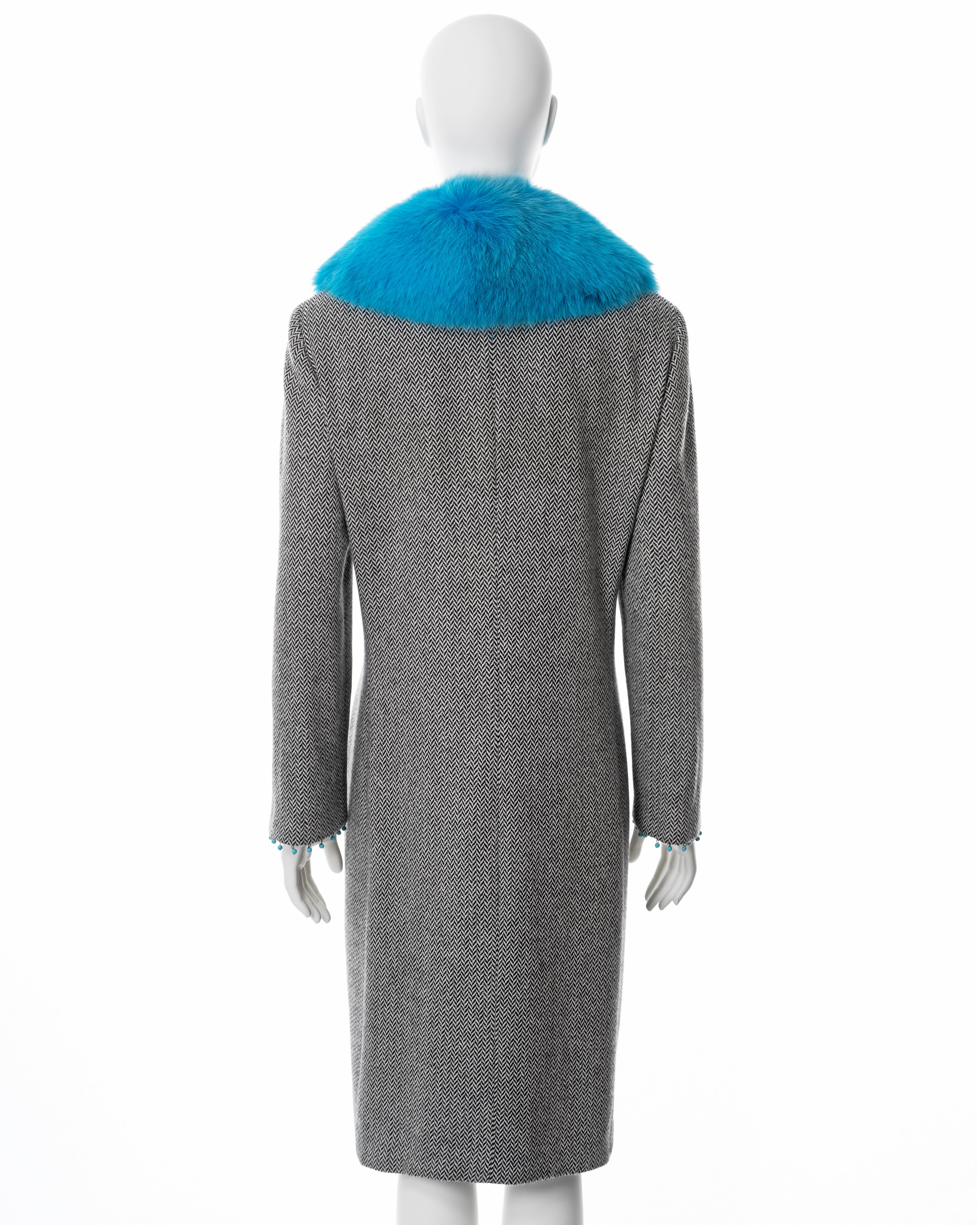 Manteau en tweed à chevrons Gianni Versace avec col en fourrure de renard bleu, A/H 1999 en vente 3