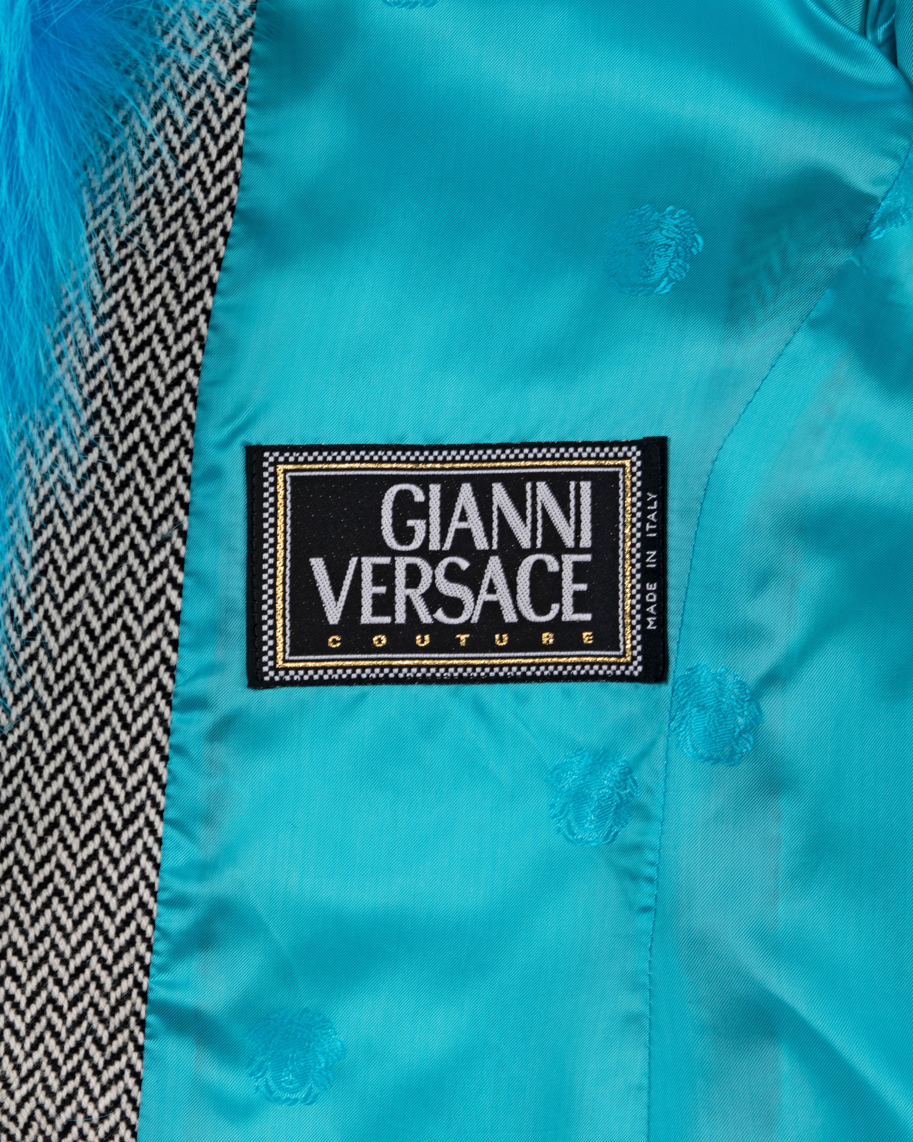 Manteau en tweed à chevrons Gianni Versace avec col en fourrure de renard bleu, A/H 1999 en vente 5