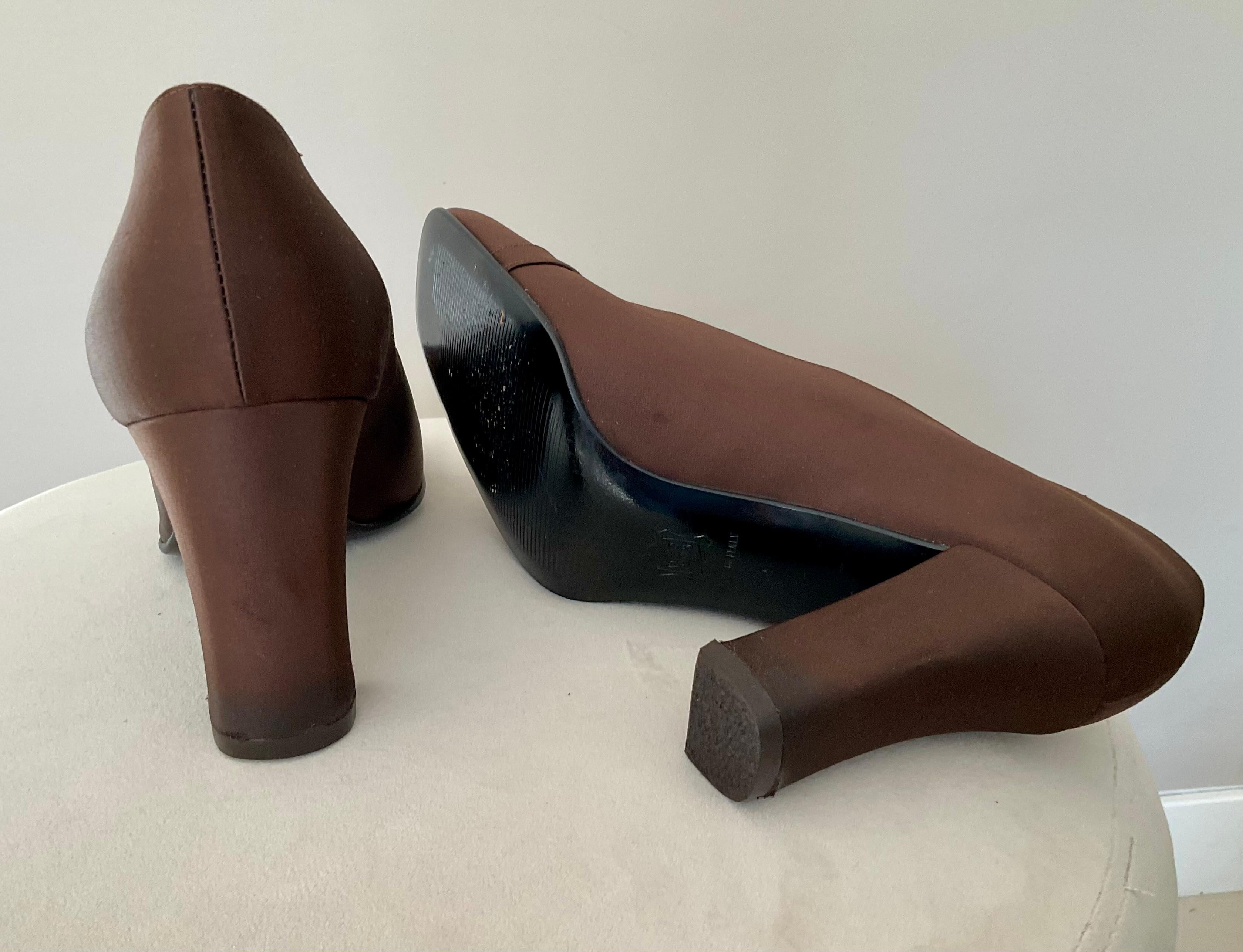 Gianni Versace Iconic F/W 1996 Braun Satin Pumps Diamanté Schnalle im Angebot 5