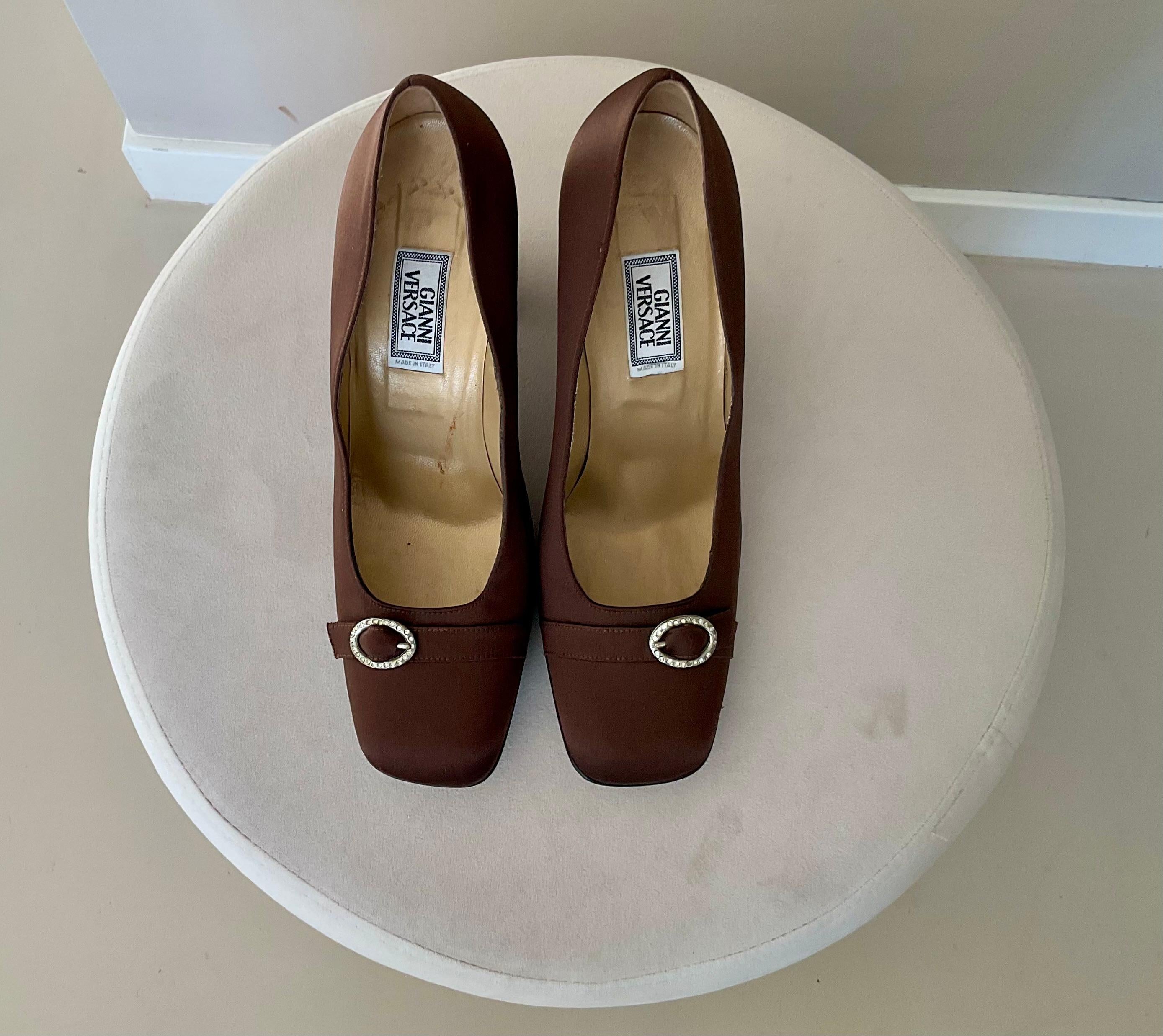 Ein außergewöhnliches Sammlerstück aus der kultigen Herbst/Winter 1996 Ready-to-Wear Kollektion von Gianni Versace. Größe 39. Diese exquisiten Satin-Pumps sind außerordentlich selten und tauchen fast nie auf dem Wiederverkaufsmarkt auf, was sie zu