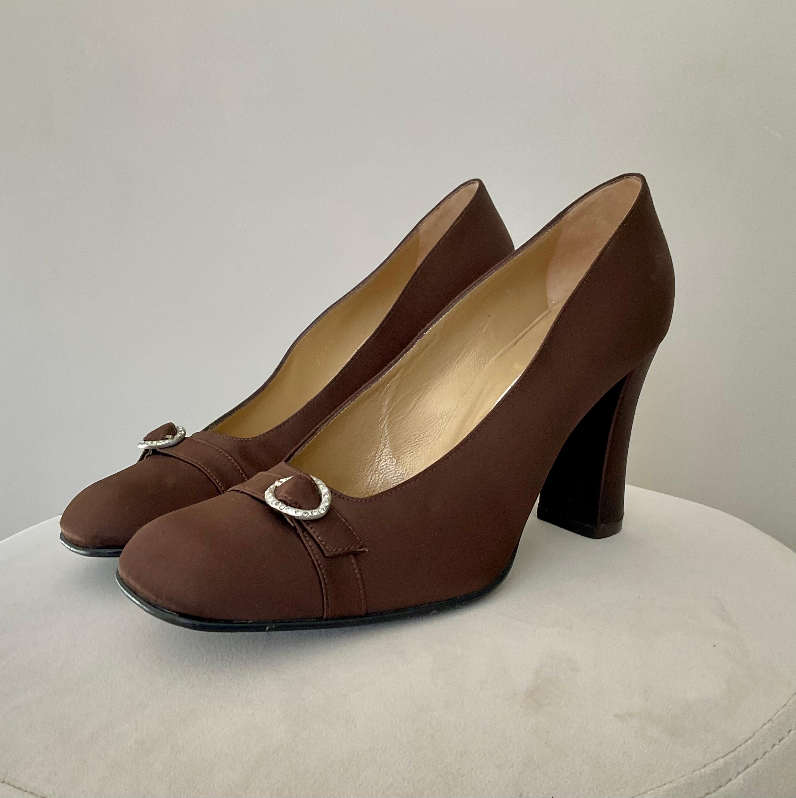 Gianni Versace Iconic F/W 1996 Braun Satin Pumps Diamanté Schnalle (Schwarz) im Angebot