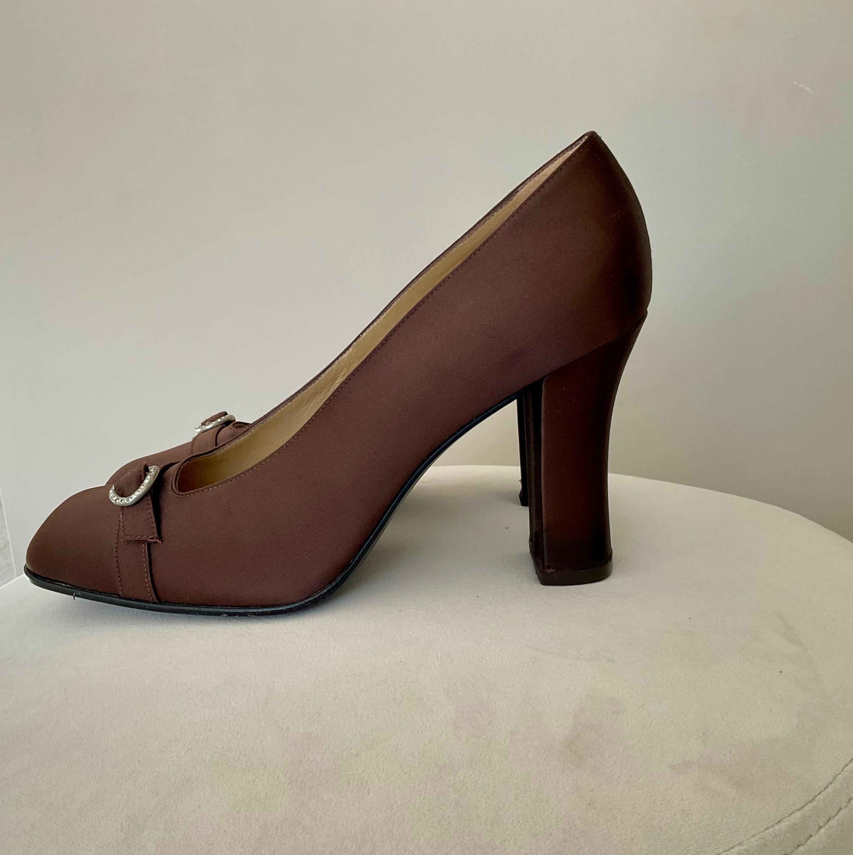 Gianni Versace Iconic F/W 1996 Braun Satin Pumps Diamanté Schnalle im Zustand „Gut“ im Angebot in 'S-HERTOGENBOSCH, NL