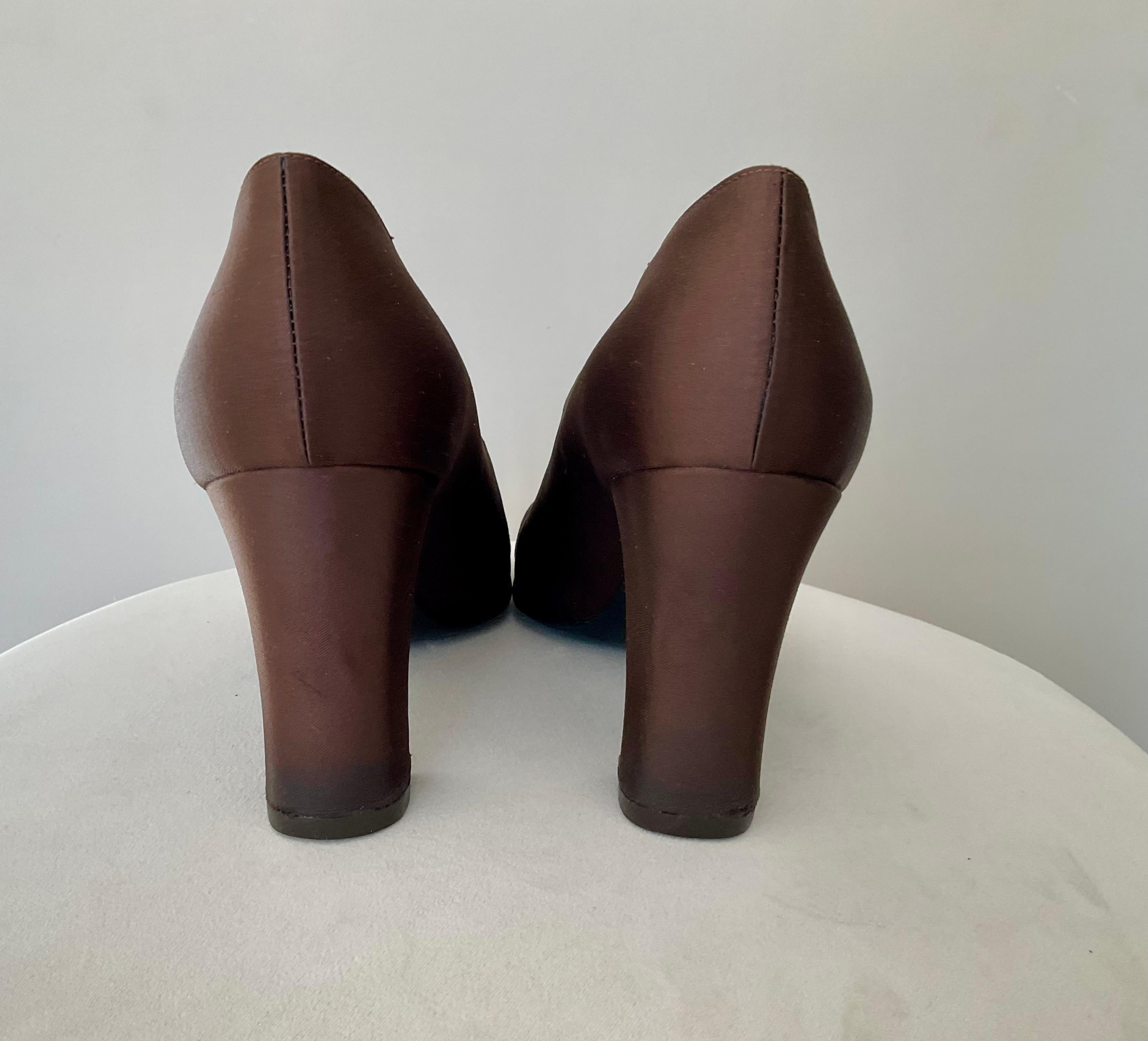 Gianni Versace Iconic F/W 1996 Braun Satin Pumps Diamanté Schnalle im Angebot 1