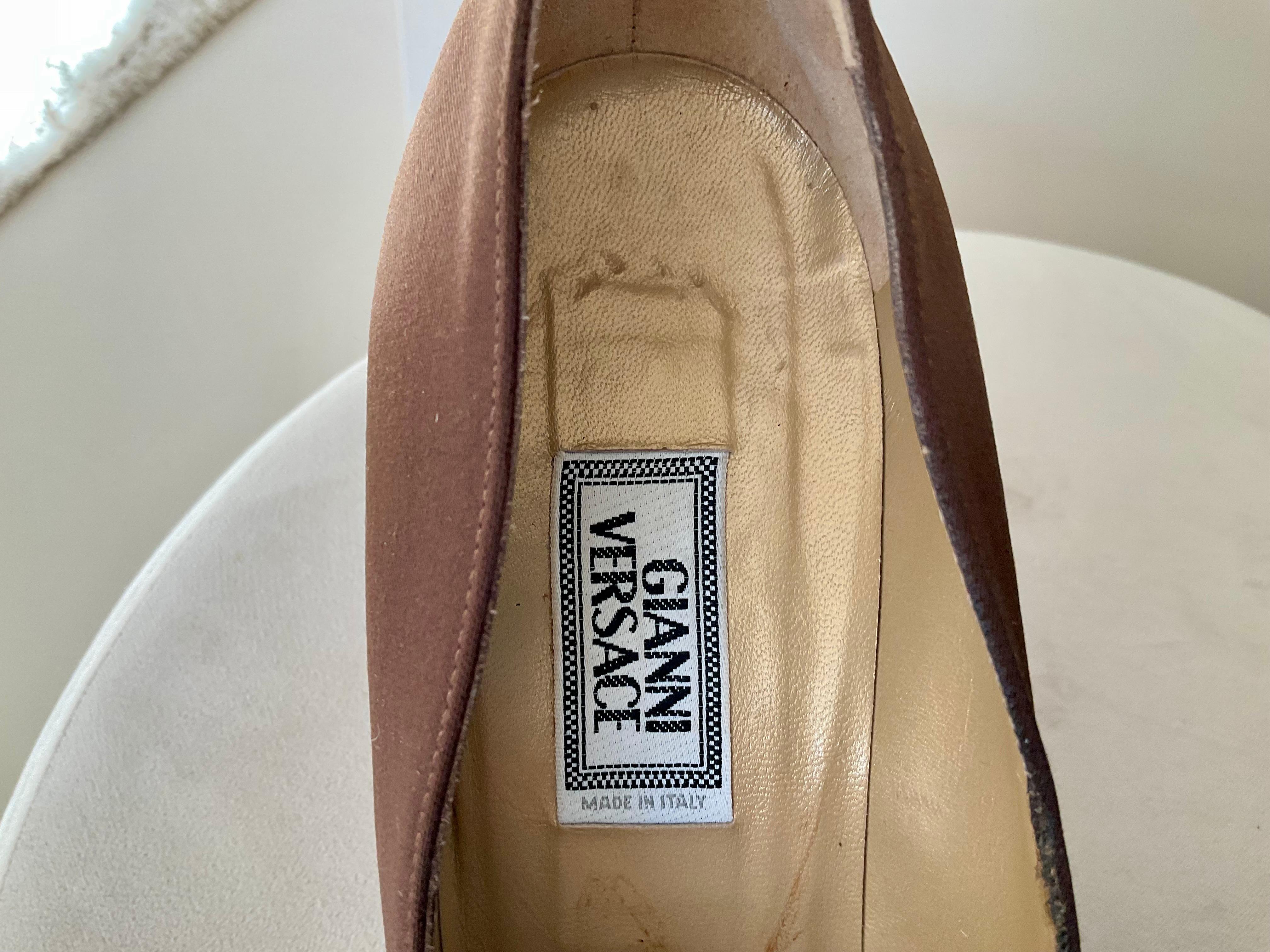 Gianni Versace Iconic F/W 1996 Braun Satin Pumps Diamanté Schnalle im Angebot 2