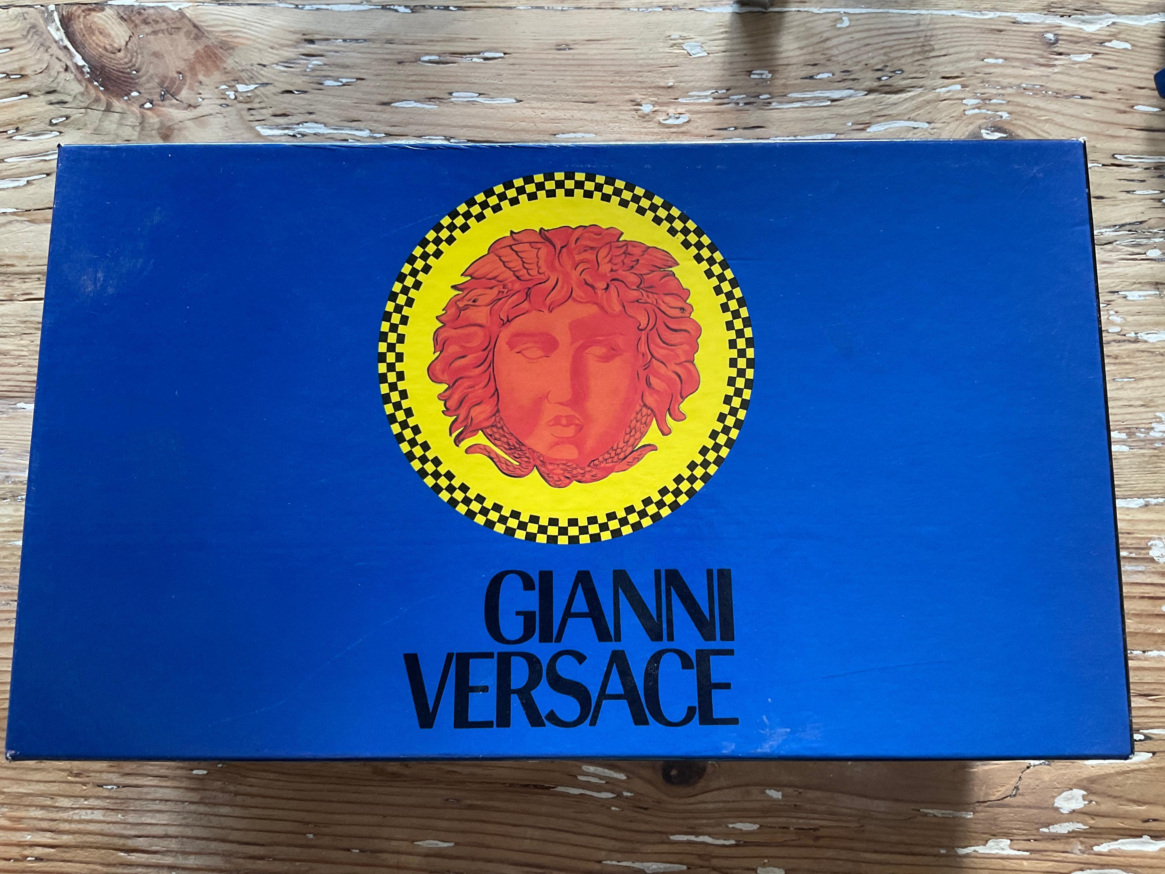 Gianni Versace Iconic F/W 1996 Braun Satin Pumps Diamanté Schnalle im Angebot 3