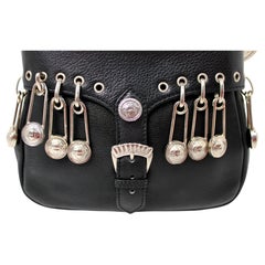 Bolso de piel negro con el icónico imperdible de Gianni Versace, temporada primavera-verano 1994