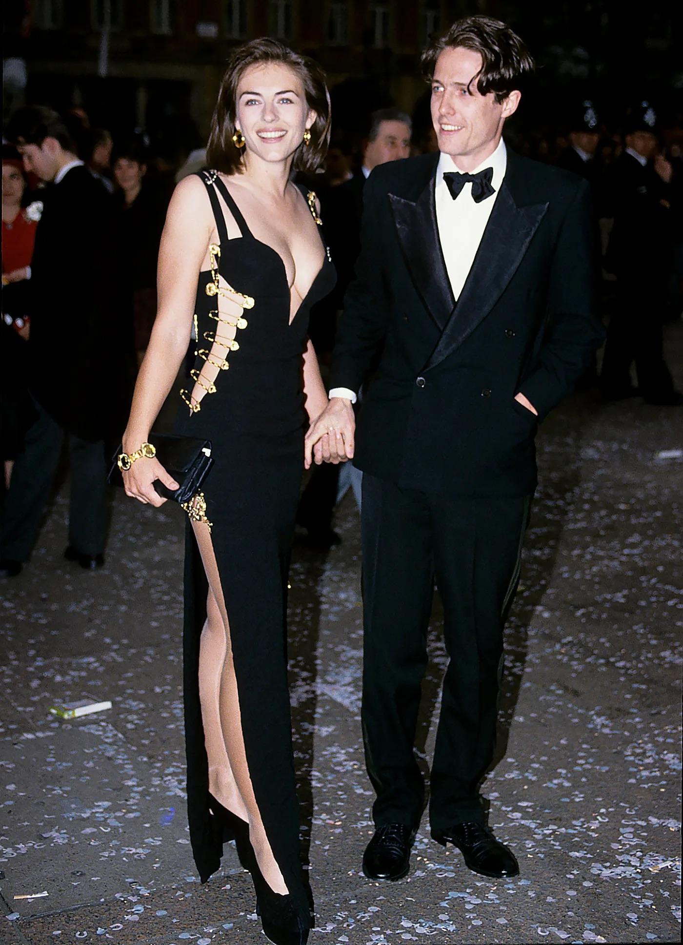 Gianni Versace Iconic Safety Pin Dress - Come indossato da Elizabeth Hurley Sz: 40 in vendita 3