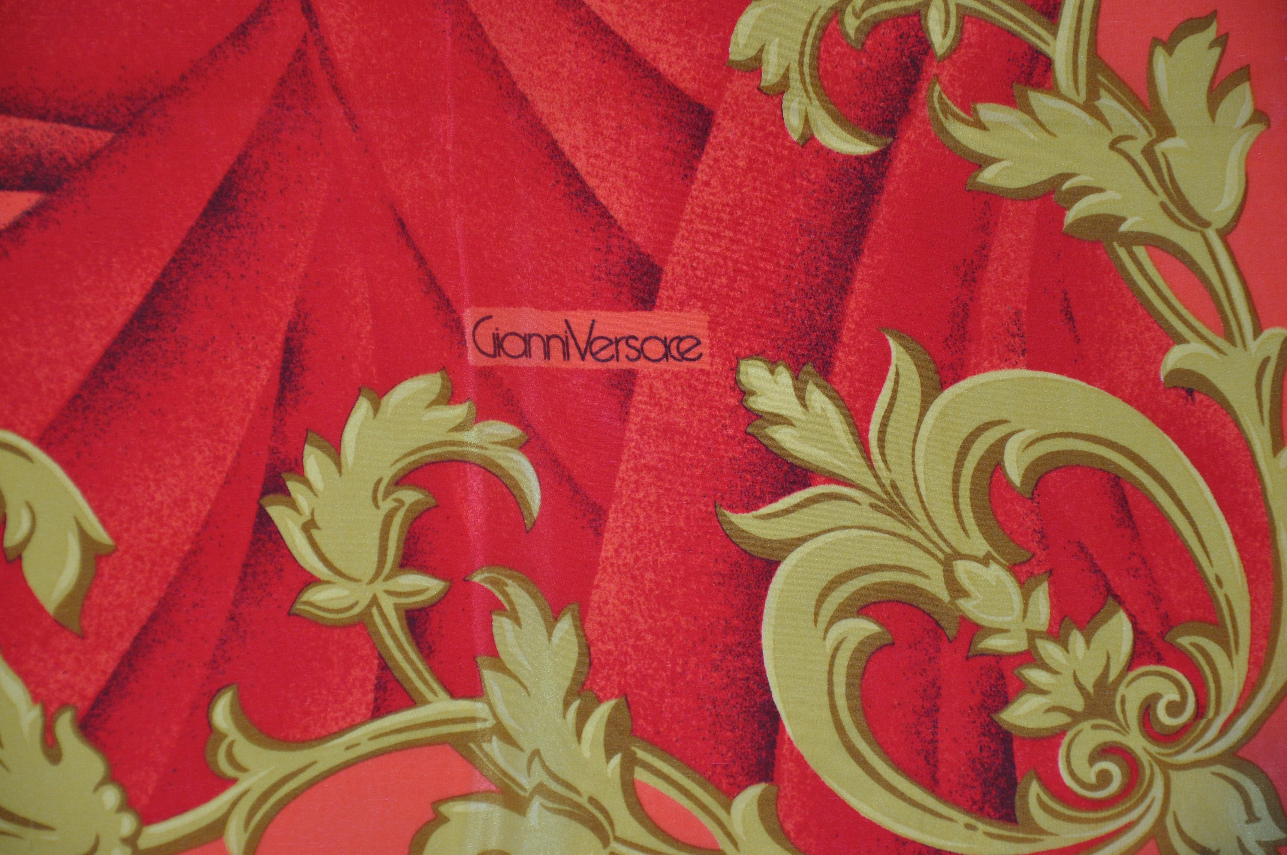 Rouge Gianni Versace - Écharpe en soie fantaisiste emblématique et emblématique en vente