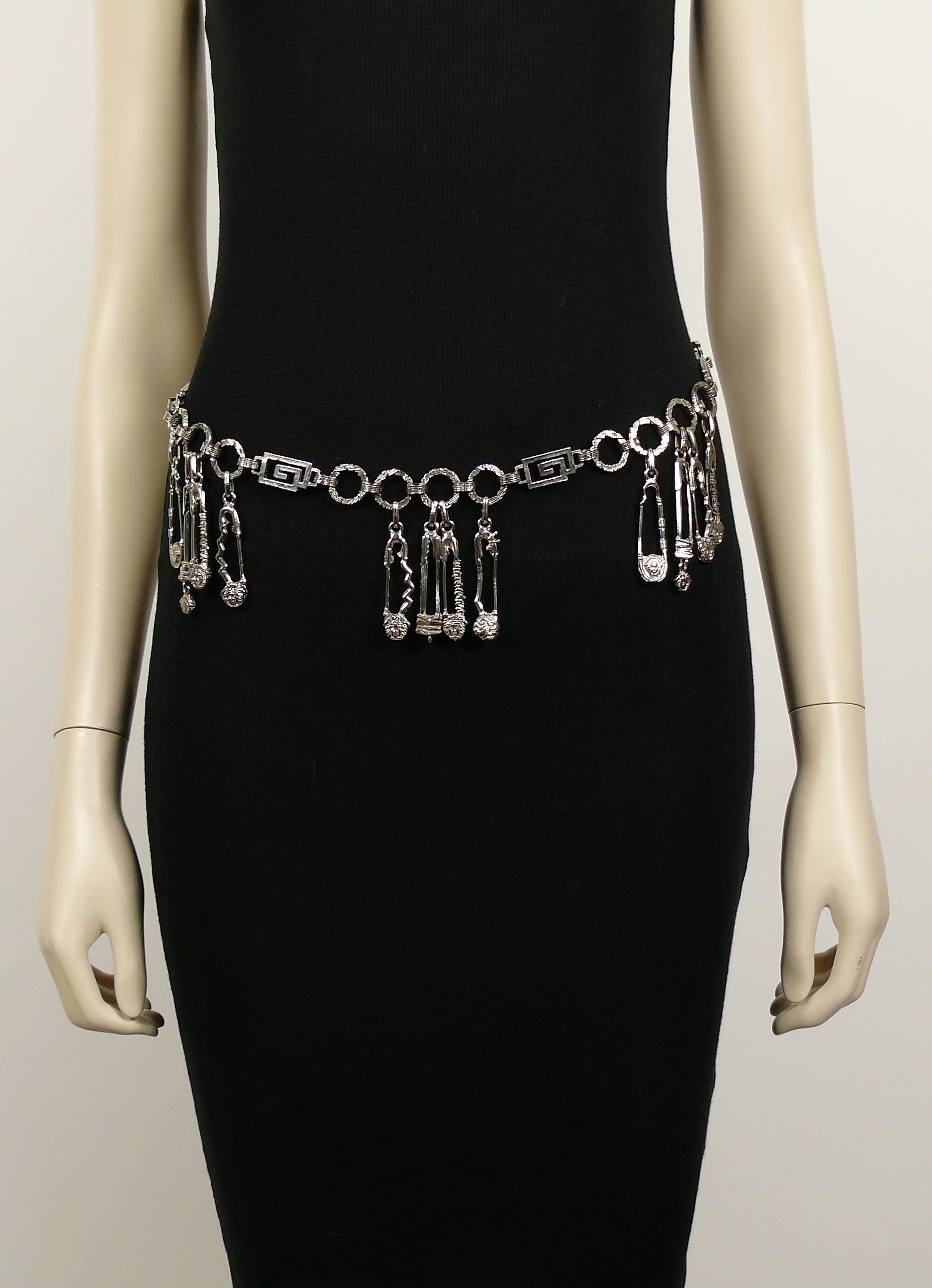 GIANNI VERSACE iconic silver toned chain link belt featuring safety pins and Medusas heads.

Can be worn as a necklace.

Embossed GIANNI VERSACE Made in Italy.

Indicative measurements : adjustable length from approx. 76 cm (29.92 inches) to approx.