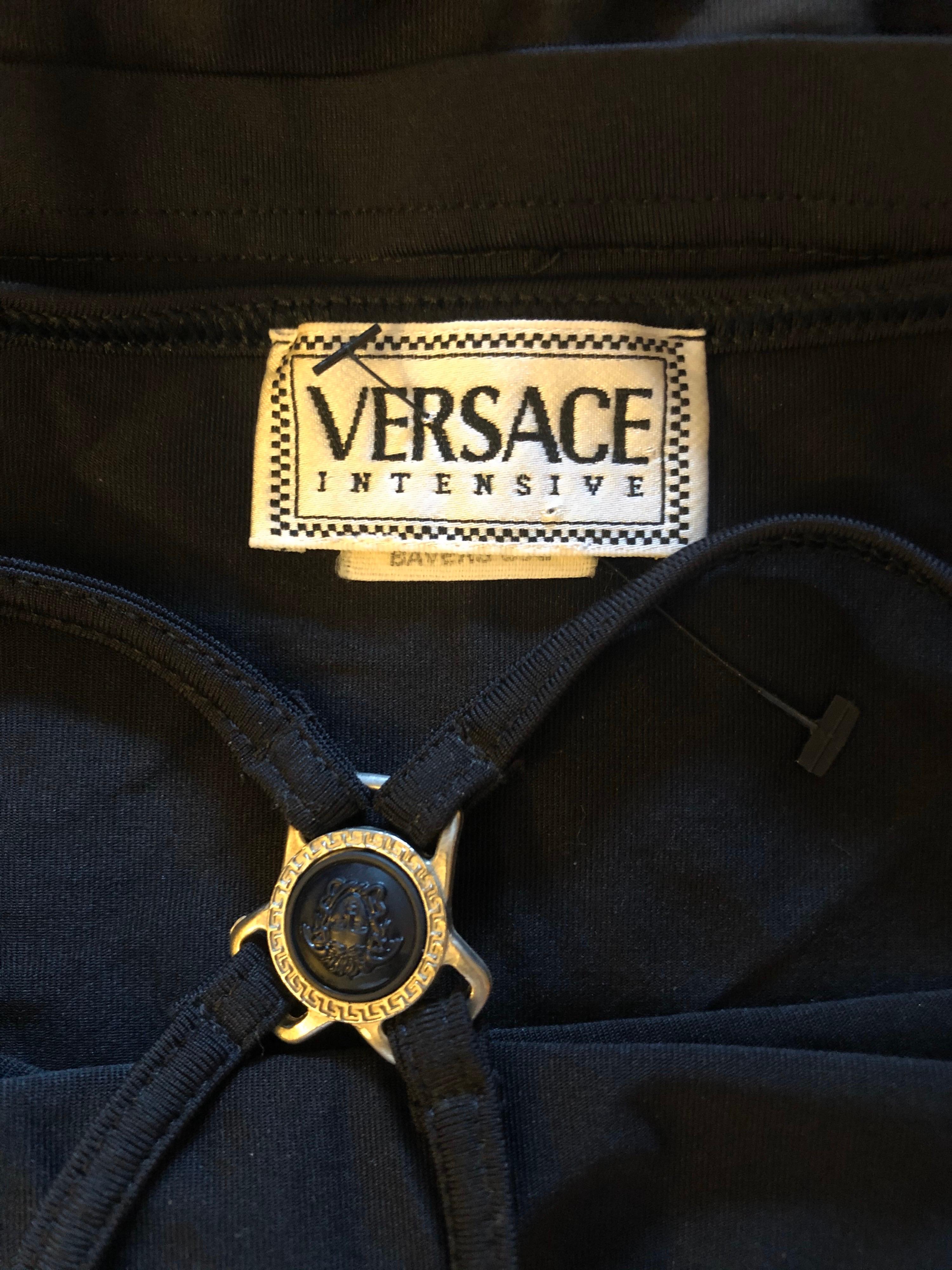 Gianni Versace Intensivo Vintage C. 1990 Recorte Espalda Abierta Mini Vestido Negro en venta 3