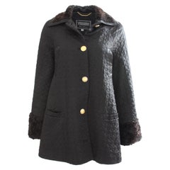 Gianni Versace Jacke oder Swing Coat Diamond Gesteppter schwarzer Satin mit Pelzbesatz 38
