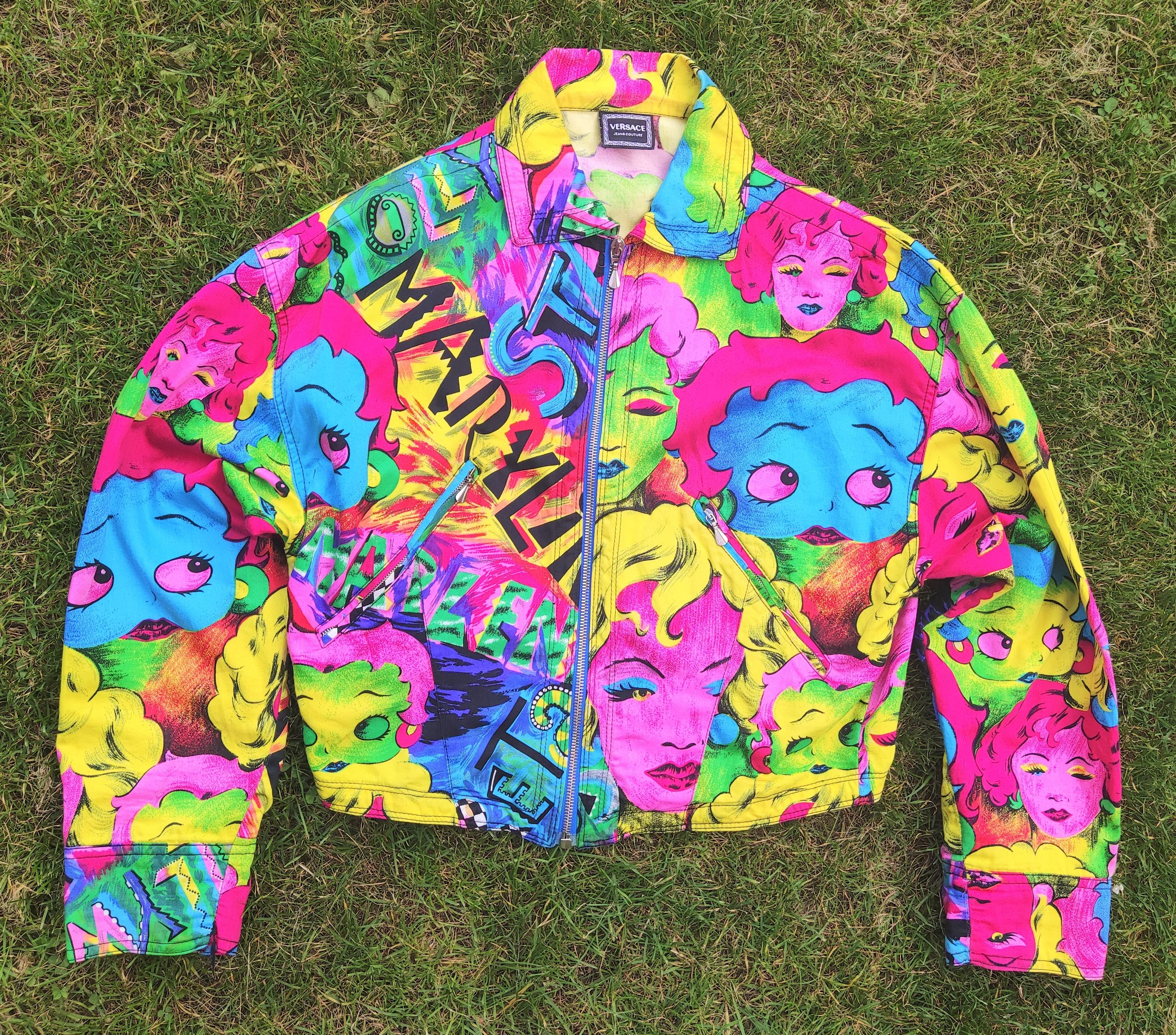 MARILYN MONROE / BETTY BOOP Jacke von Gianni Versace!

Seltene und sammelbare Vintage Versace Jacke. Diese S/S '91 Versace Pop Art Kollektion hat ihren Platz im Metropolitan Museum of Art in NYC gefunden. Ein ikonisches Stück.

Hervorragender