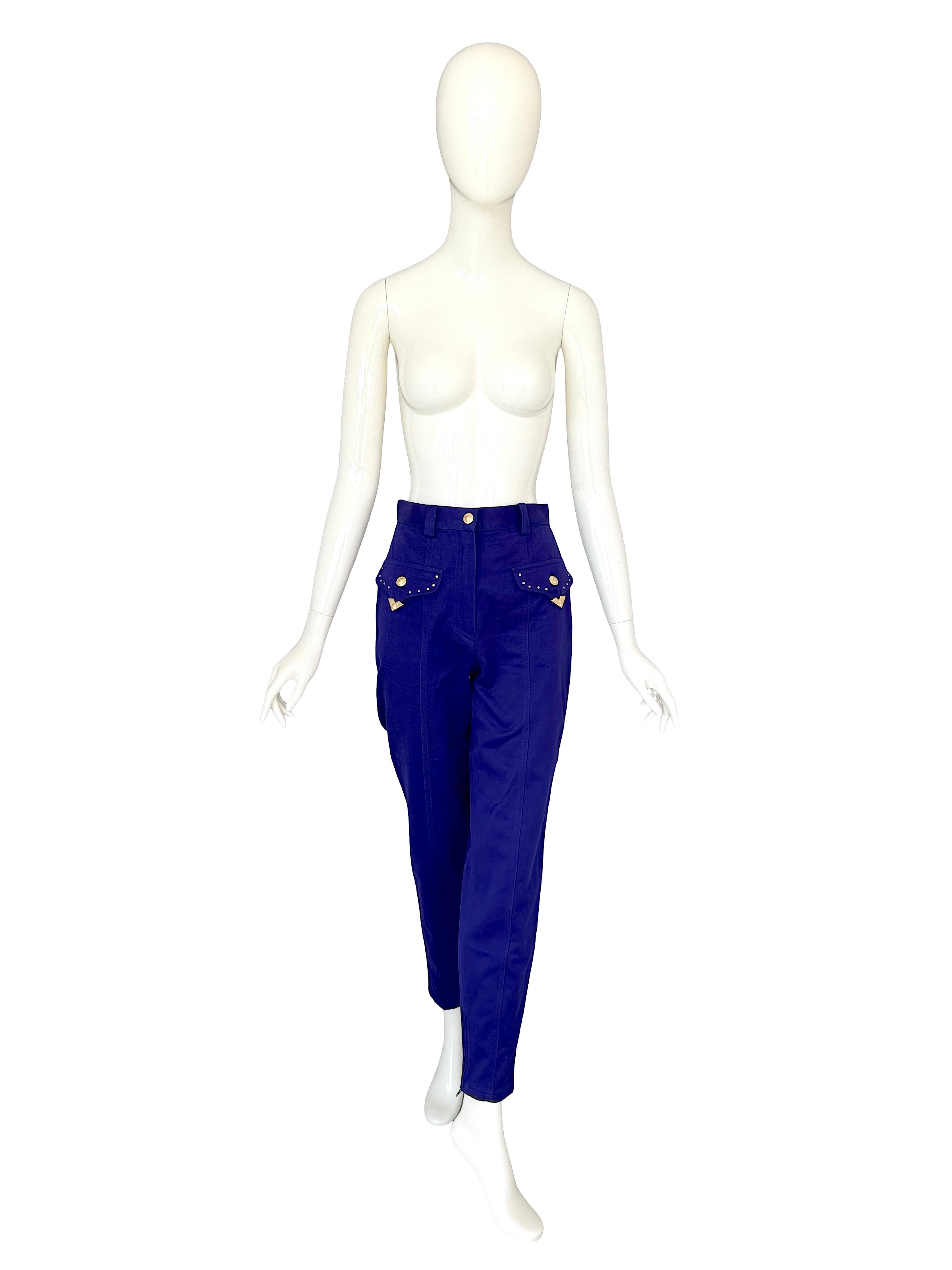 Versace Jeans Couture by Gianni Versace da collezione vintage anni '90 blu cobalto a vita alta stile cowboy occidentale pantaloni in misto cotone.
Made in Italy taglia 28/42 
100% cotone 
Condizioni eccellenti
Misure prese in piano
Vita