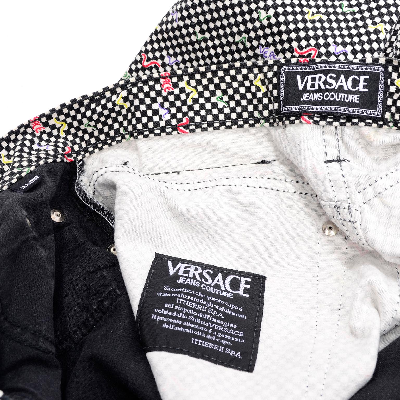 Gianni Versace Jeans Couture - Pantalon à carreaux noirs et blancs vintage avec monogramme coloré en vente 7