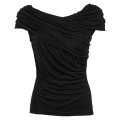 Gianni Versace, Ende der 1980er Jahre, schwarzes, drapiertes Oberteil aus Rayon-Jersey mit asymmetrischem U-Boot-Ausschnitt