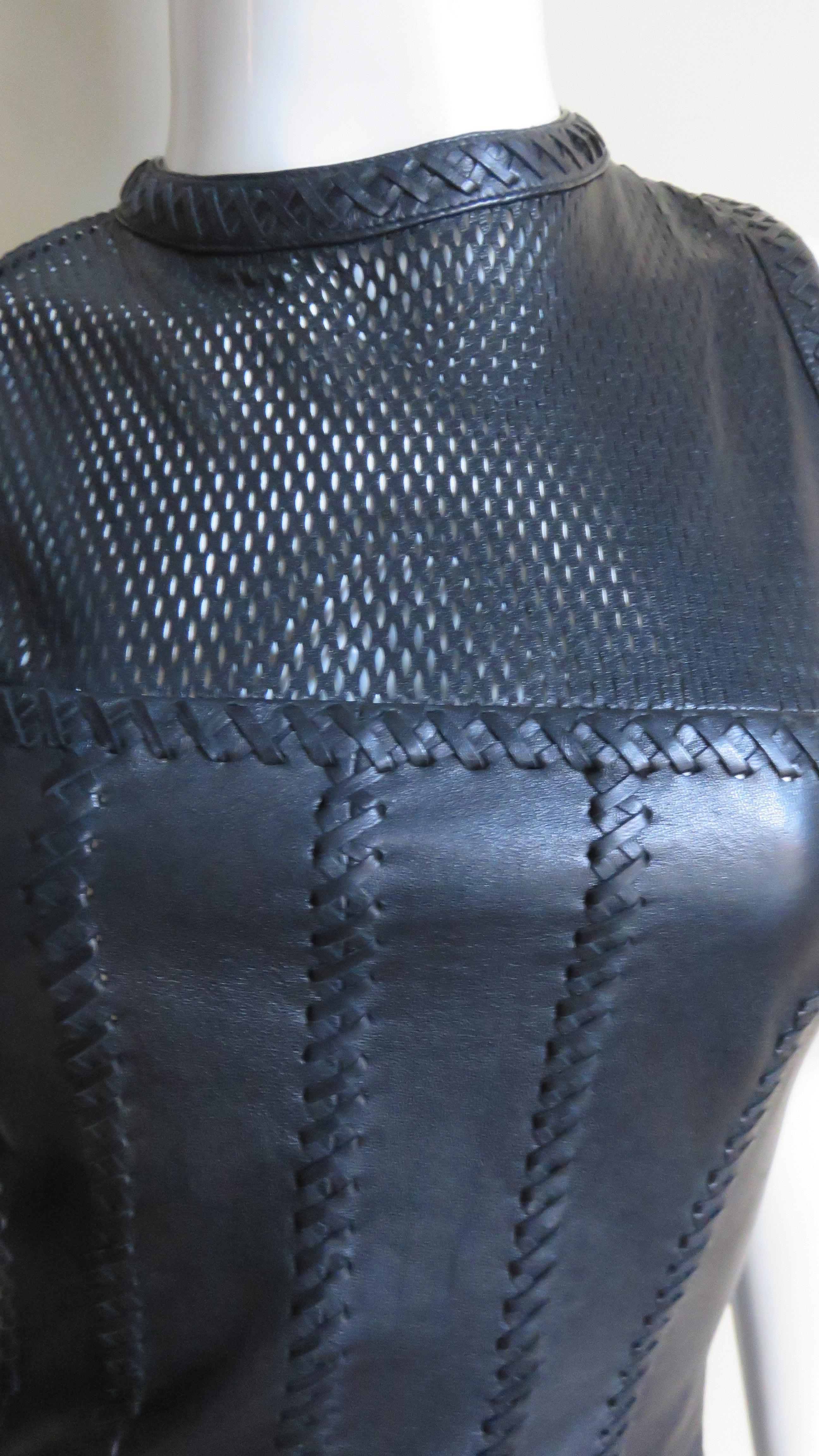  Robe à lacets en cuir Gianni Versace S/S 2002 Pour femmes en vente