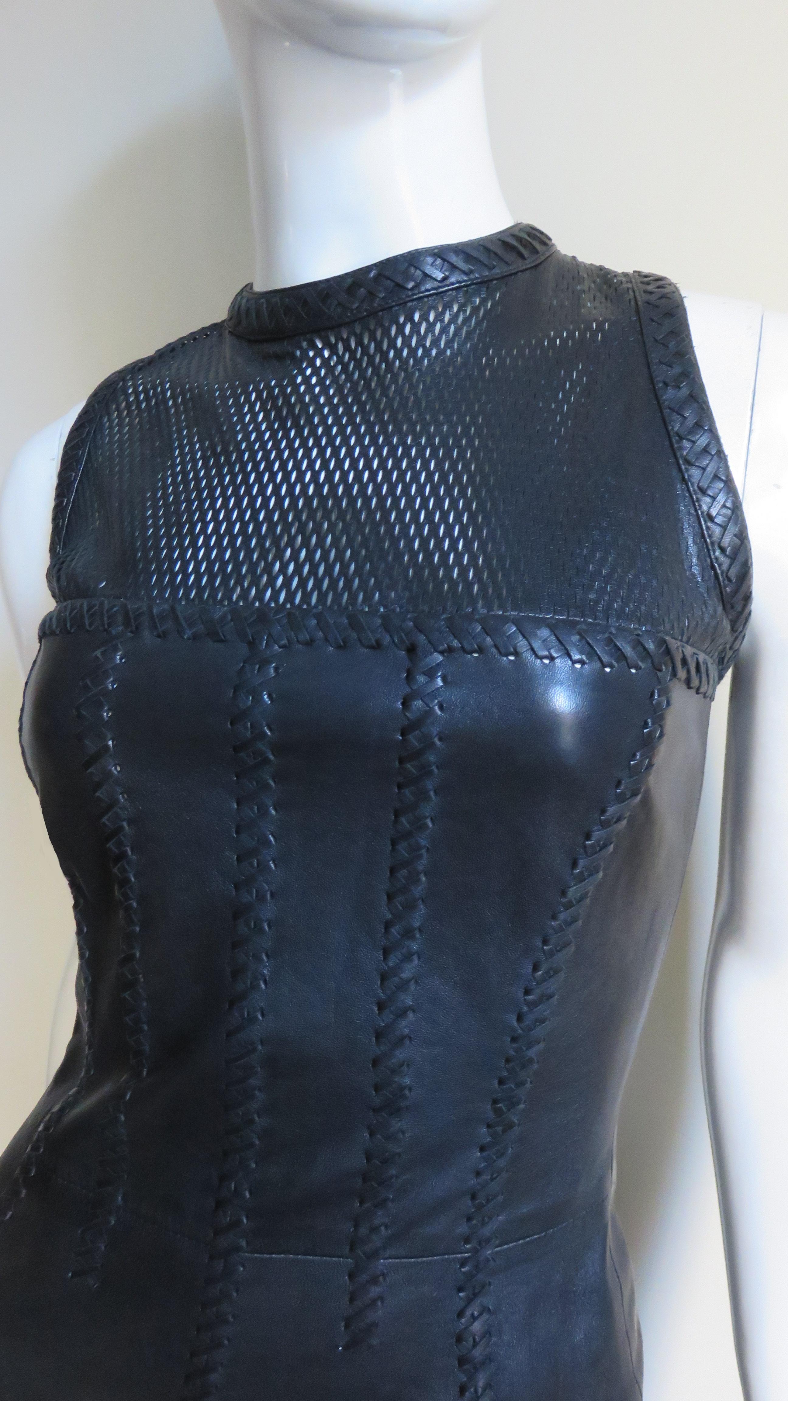  Robe à lacets en cuir Gianni Versace S/S 2002 en vente 3