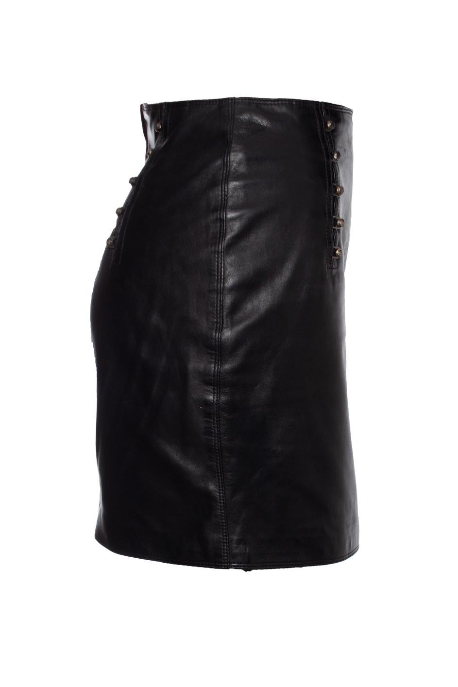Gianni Versace, Vintage leather skirt with medusa pins. The item is in good condition

• CONDITION: good condition 

• SIZE: IT40 - XS

• MEASUREMENTS: length 42 cm, width 35 cm

• MATERIAL: 100% calf leather 

• CARE: specialist leather treatment