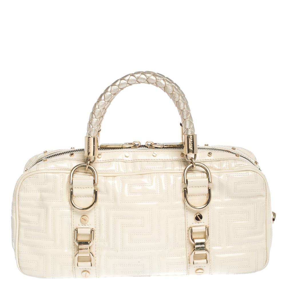 The signature quilt on the patent leather makes this Gianni Versace Bowler bag an instant classic. Ideal for your everyday essentials, this light cream bag also features gold-tone hardware that complements the overall design.

