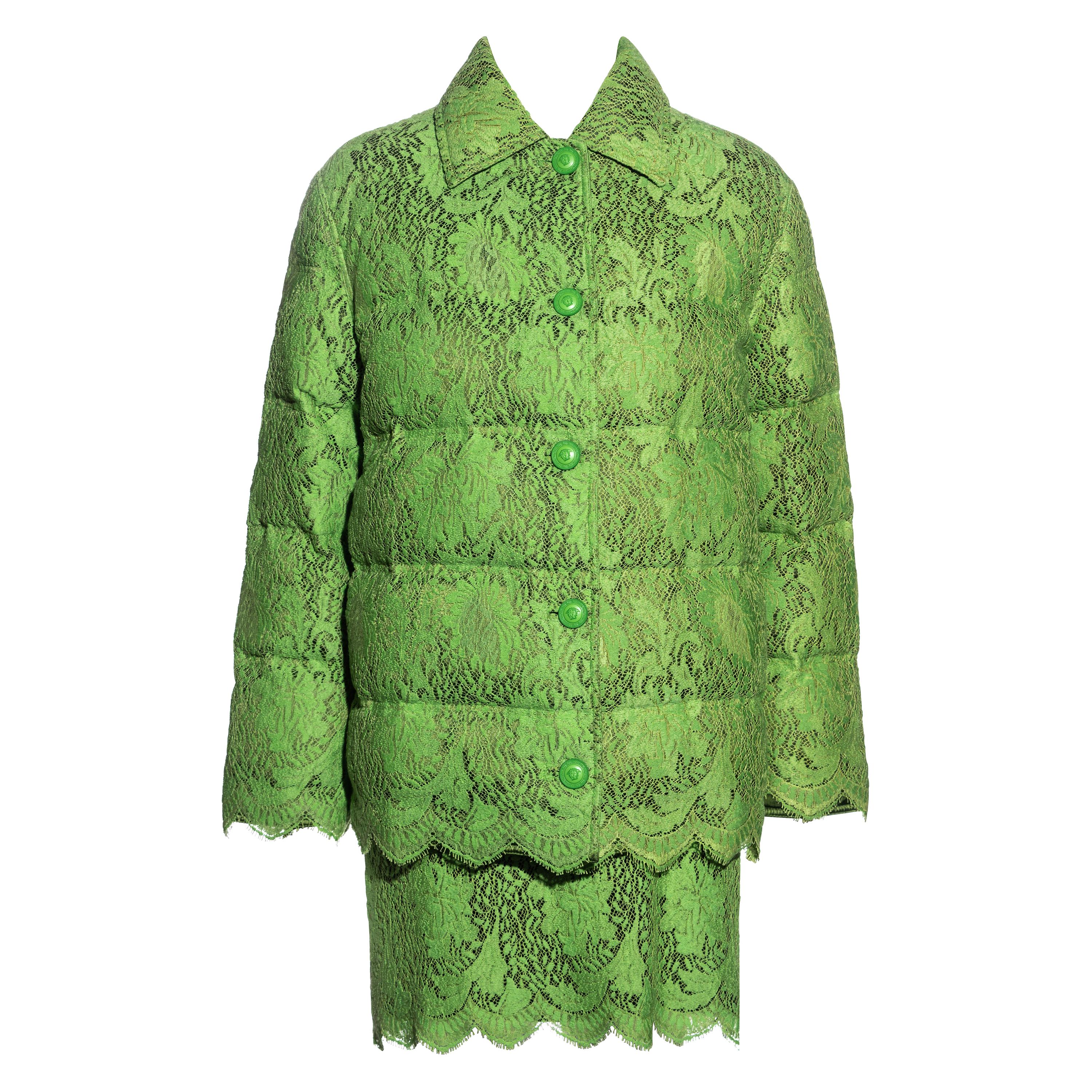 Gianni Versace Lilagrüne Pufferjacke und Rock aus Spitze mit Gänseblümchenabsatz, H/W 1996