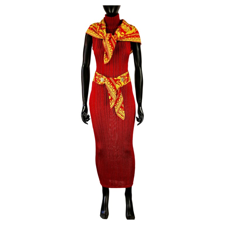Gianni Versace abito lungo in maglia rosso rubino con accessori in - Main Image
