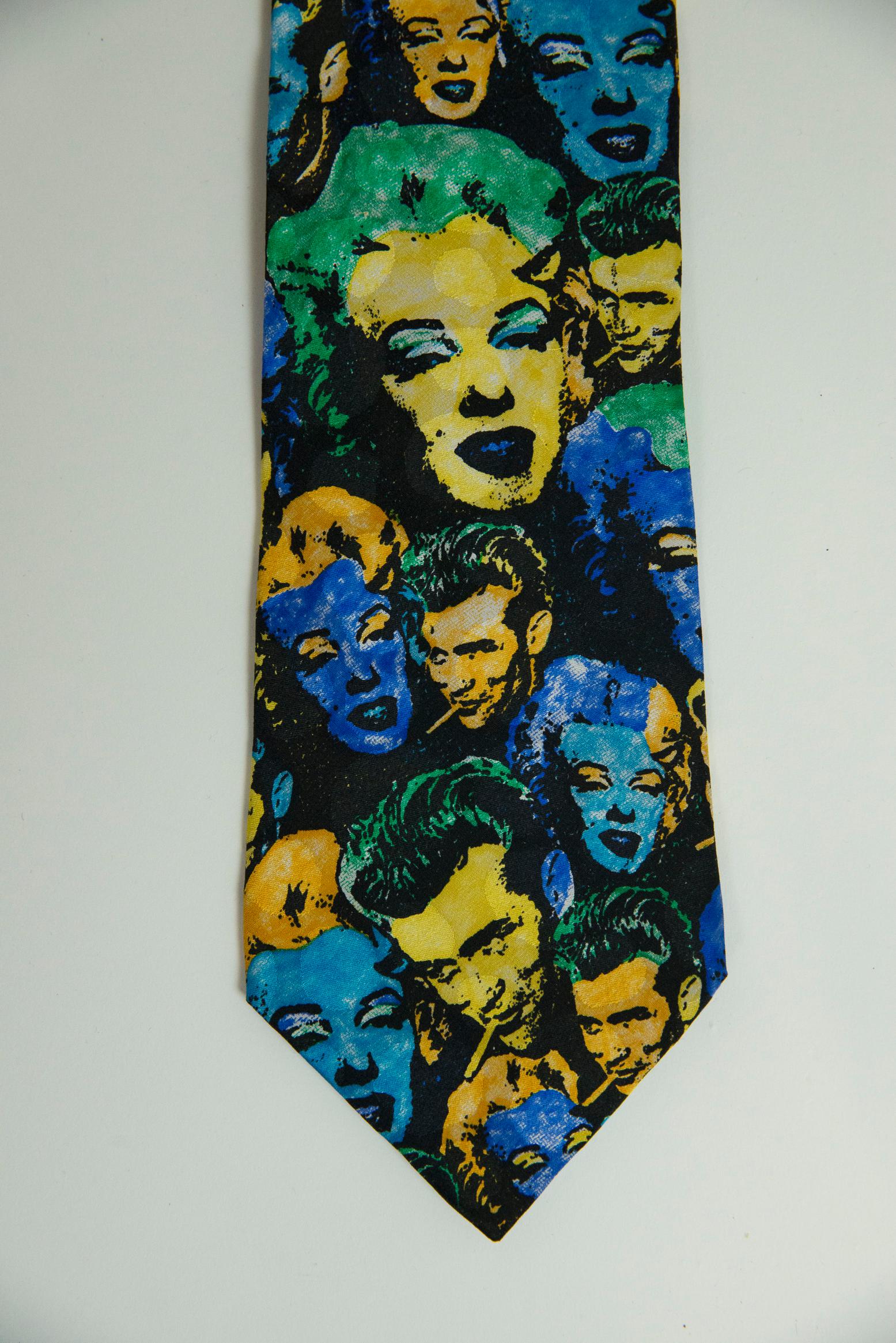Noir Cravate en soie imprimée Marilyn & James Dean de Gianni Versace en vente