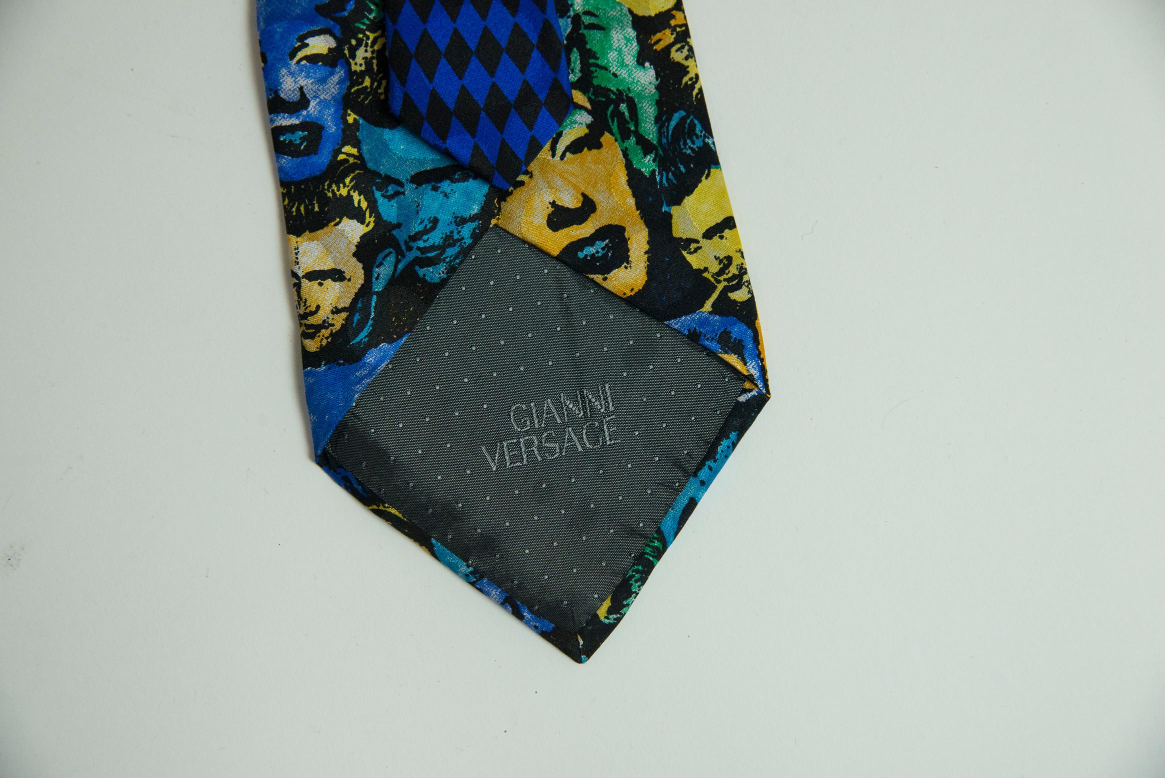 Gianni Versace Marilyn & James Dean Seidenkrawatte mit Druck am Hals im Angebot 3