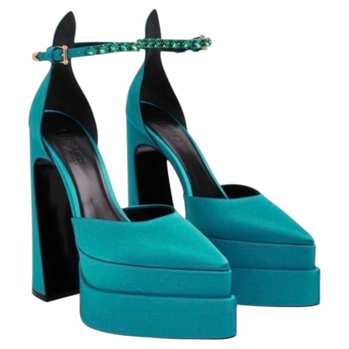 Gianni Versace Medusa Aevitas spitze Pumps aus blaugrünem Satin im Angebot