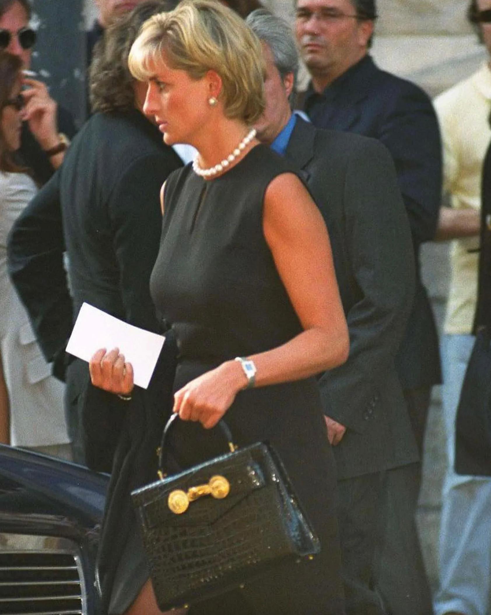 Rare sac de Gianni Versace en cuir de couleur bourgogne, avec des accessoires dorés. Il peut être porté à la main ou en bandoulière. C'est l'un des modèles de sacs à main préférés de Lady Diana.


Condit :
Bon, légères imperfections sur le cuir à