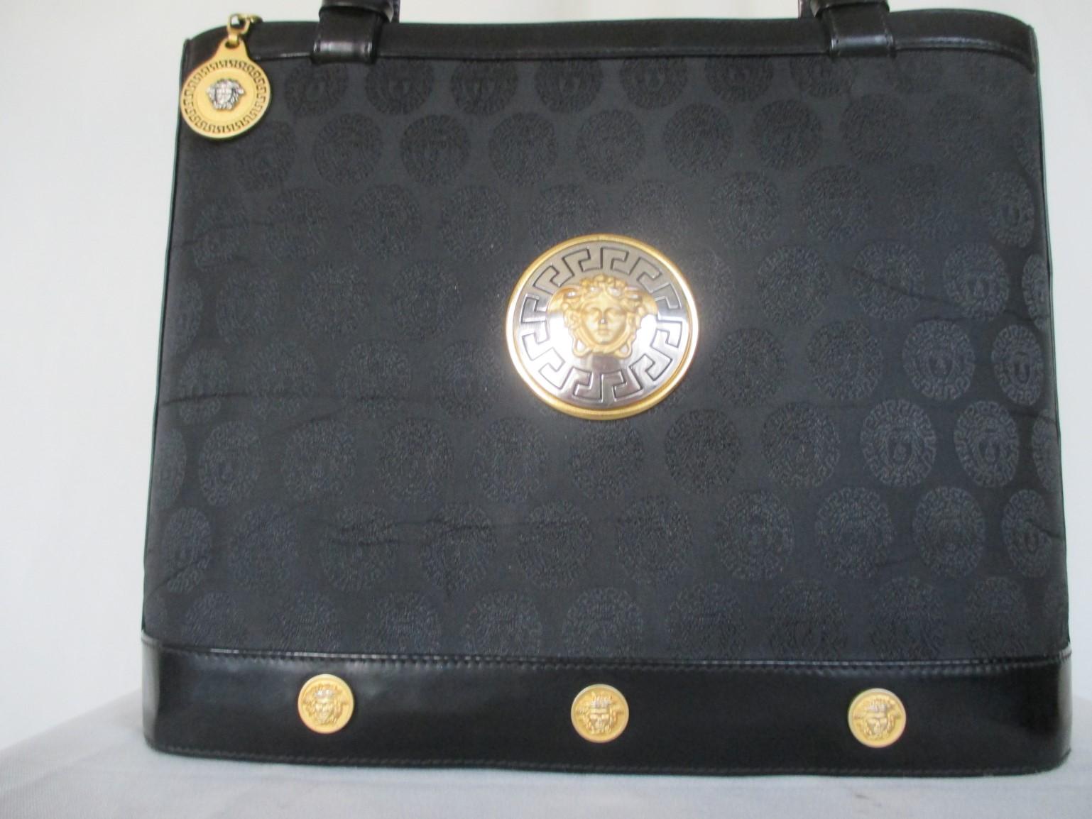 This vintage Versace bag is made with gold hardware medusa, is very light to wear and closes with a zipper.
Logo lined interior
Color: black
Pre-loved condition
Inside with a zipper pocket.
Sizes:  32 cm/12.59 inch x 25 cm/ 9.84 inch x 10 cm/3.93
