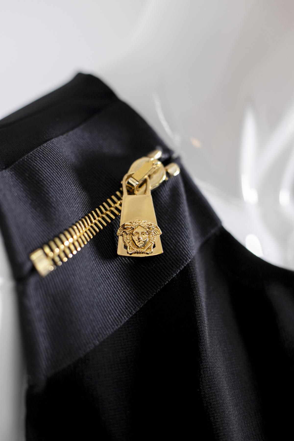 Noir Gianni Versace - Robe fourreau noire « Méduse » en vente